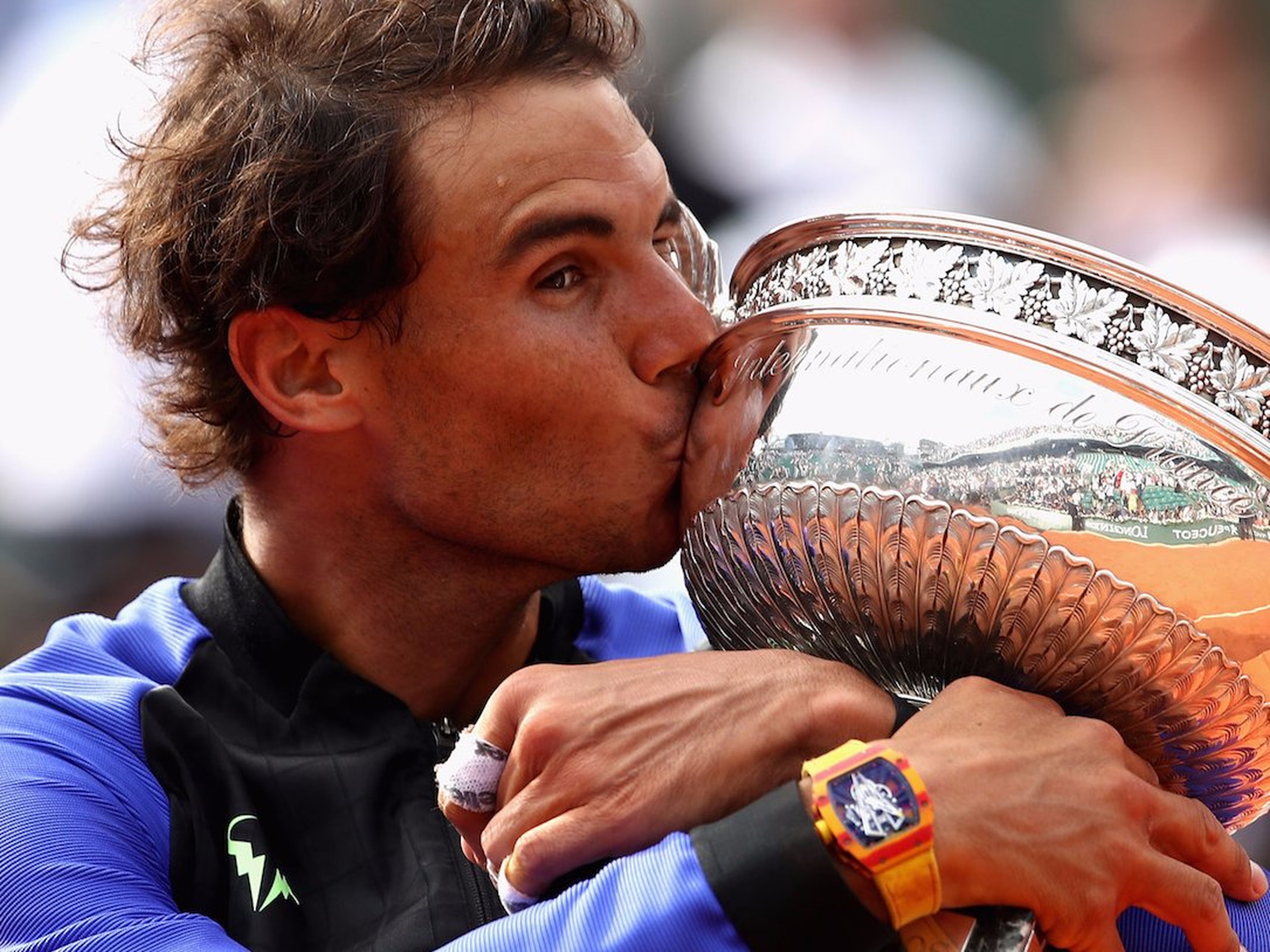 El español Rafa Nadal celebra la victoria en el Open de Francia el 11 de junio de 2017 luciendo un reloj Richard Mille RM27-02.