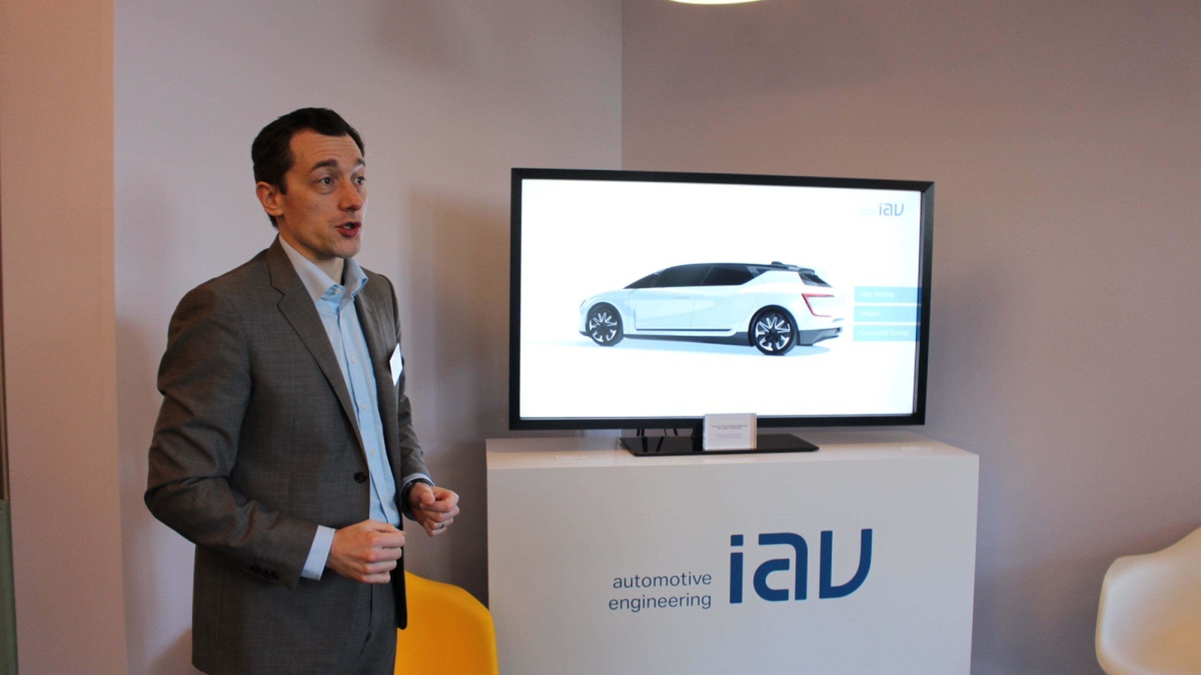 IAV lleva 20 años desarrollando la inteligencia artificial para coches autónomos