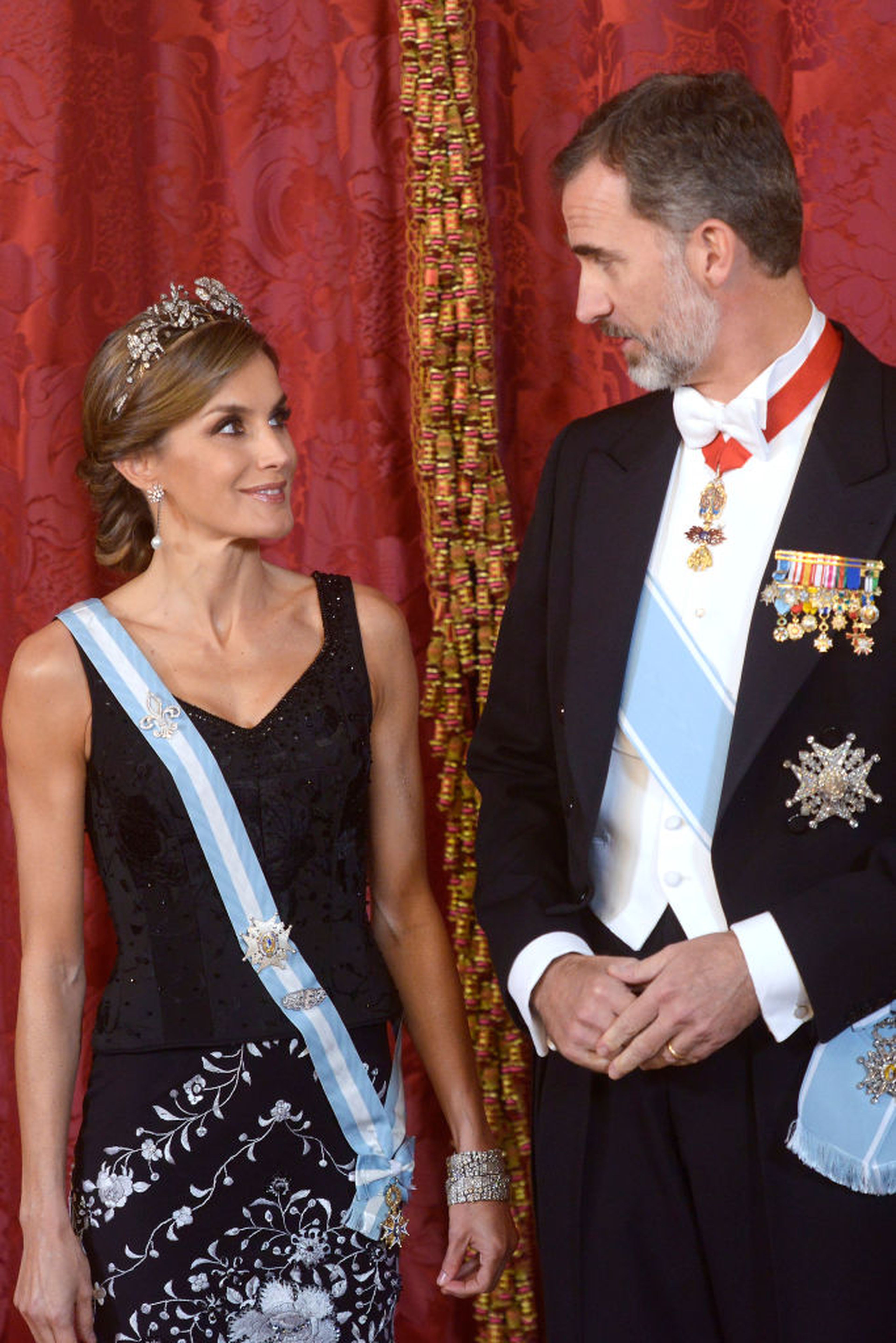 Los reyes Felipe y Letizia en una cena de gala celebrada en el Palacio Real de Madrid el 6 de noviembre de 2017.