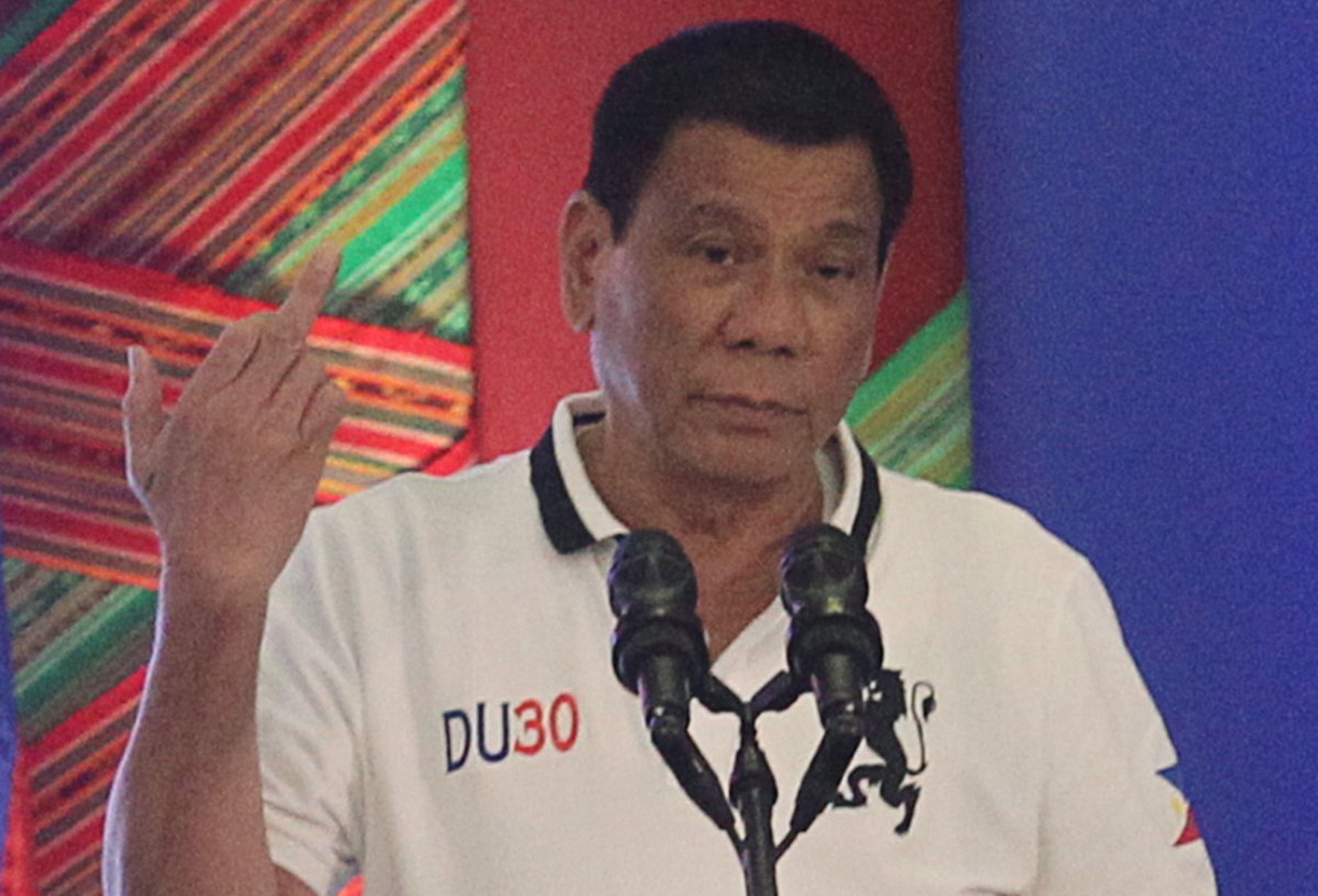 El presidente filipino Rodrigo Duterte, con su dedo corazón levantado, en september de 2016.