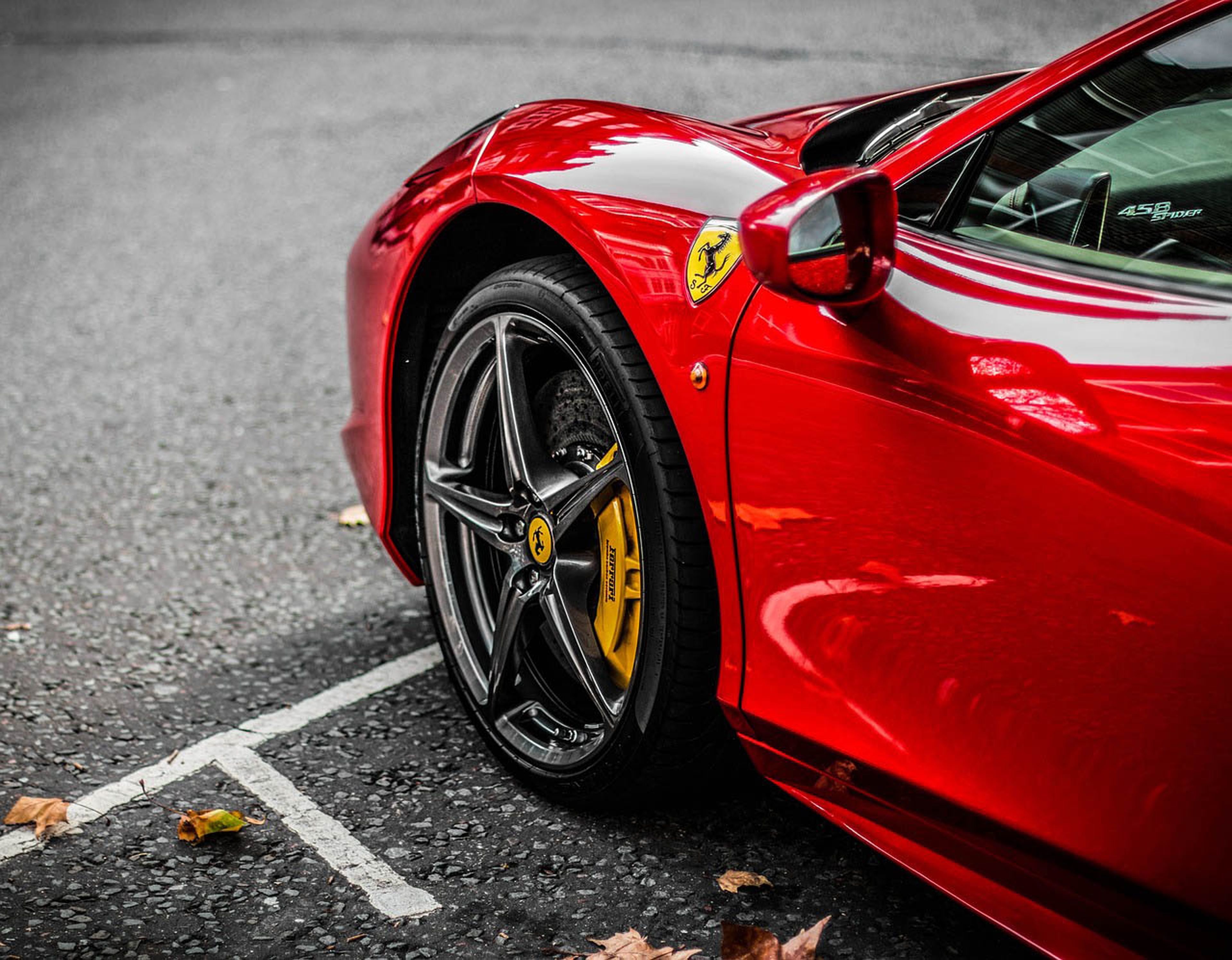 Rueda y logo de Ferrari