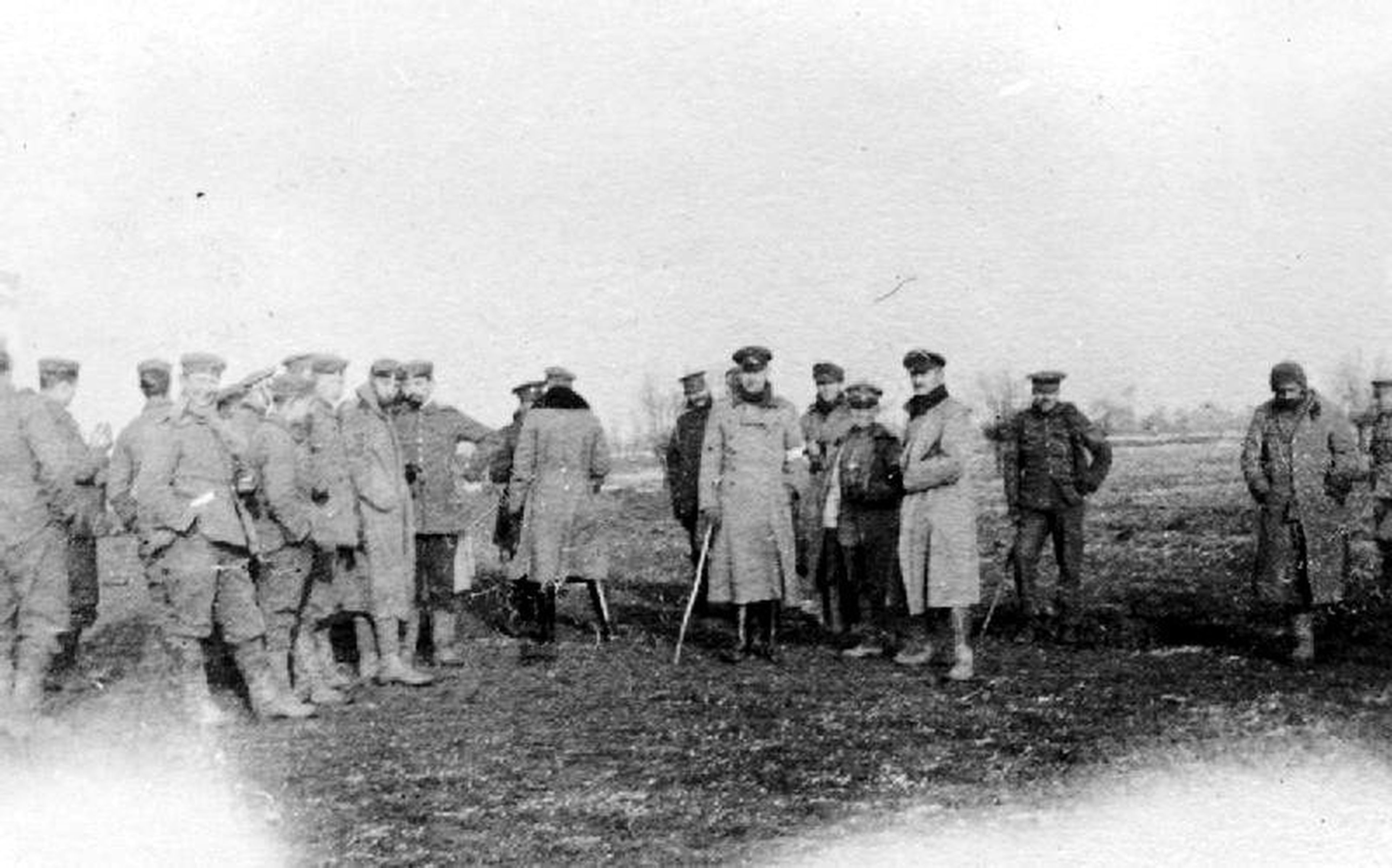 Los soldados alemanes, británicos y franceses celebran juntos la navidad el día de navidad de 1914