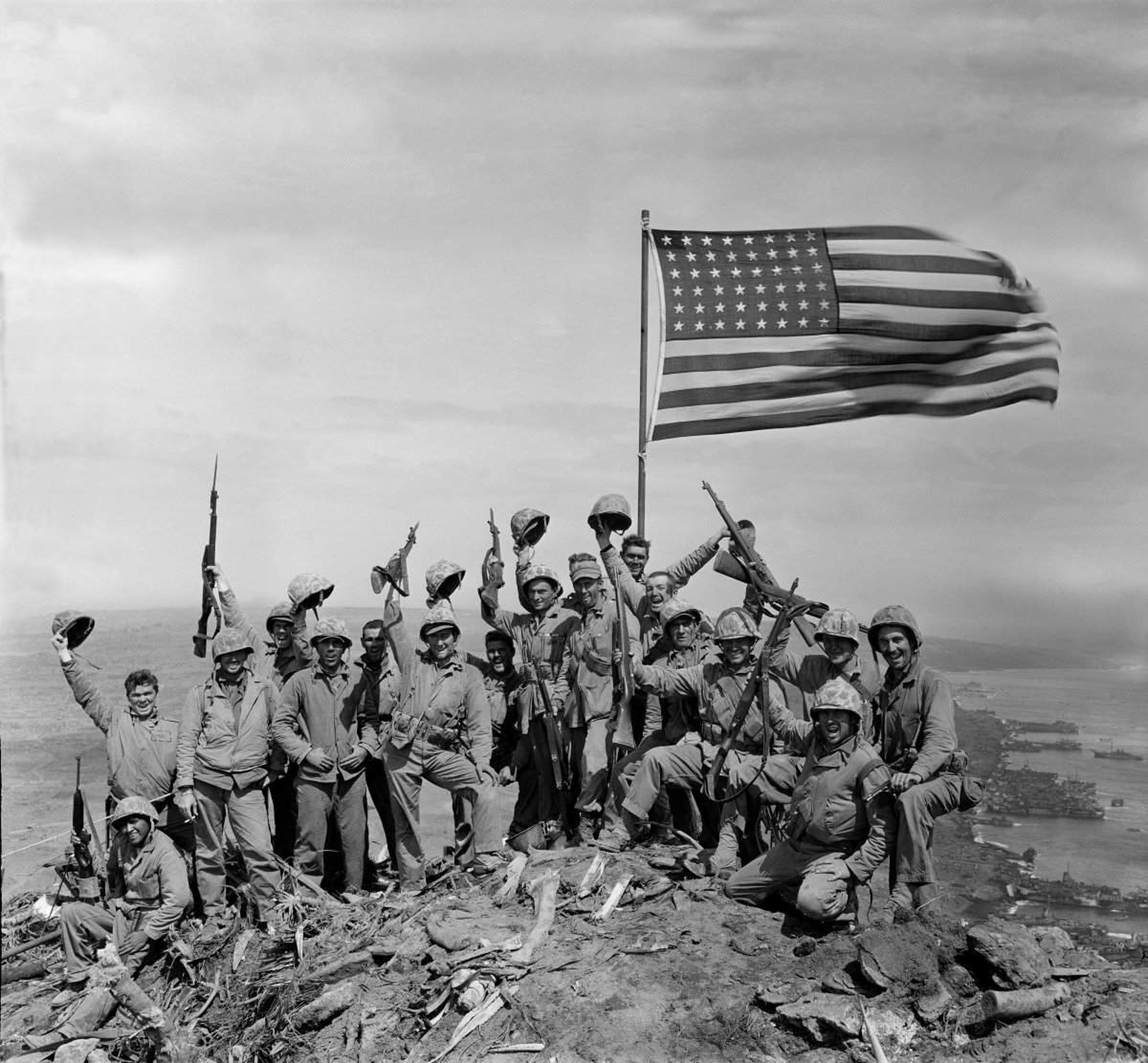 Soldados estadounidenses celebran su victoria en Iwo Jima en marzo de 1945.