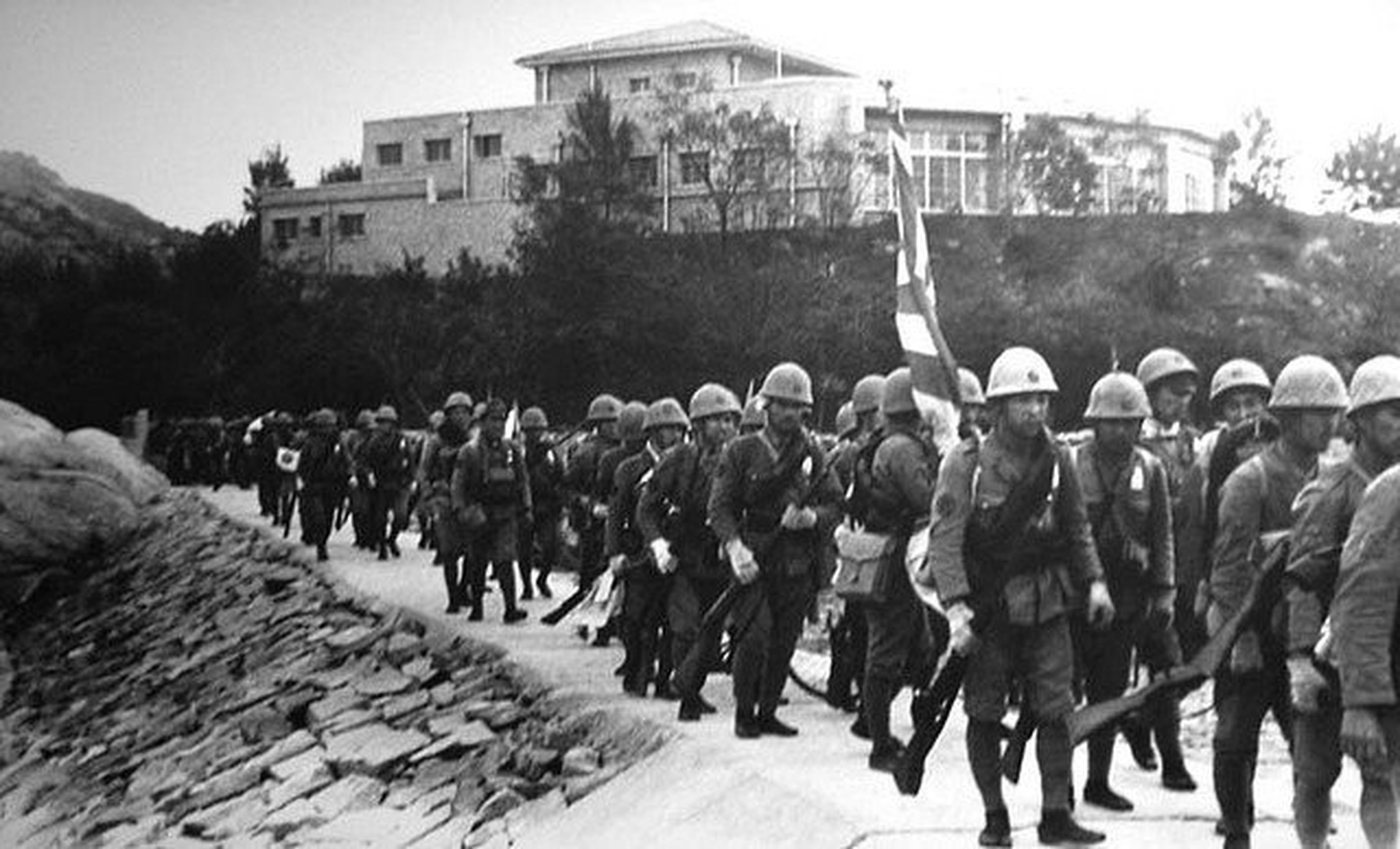 Los soldados japoneses cruzan la frontera en Hong Kong