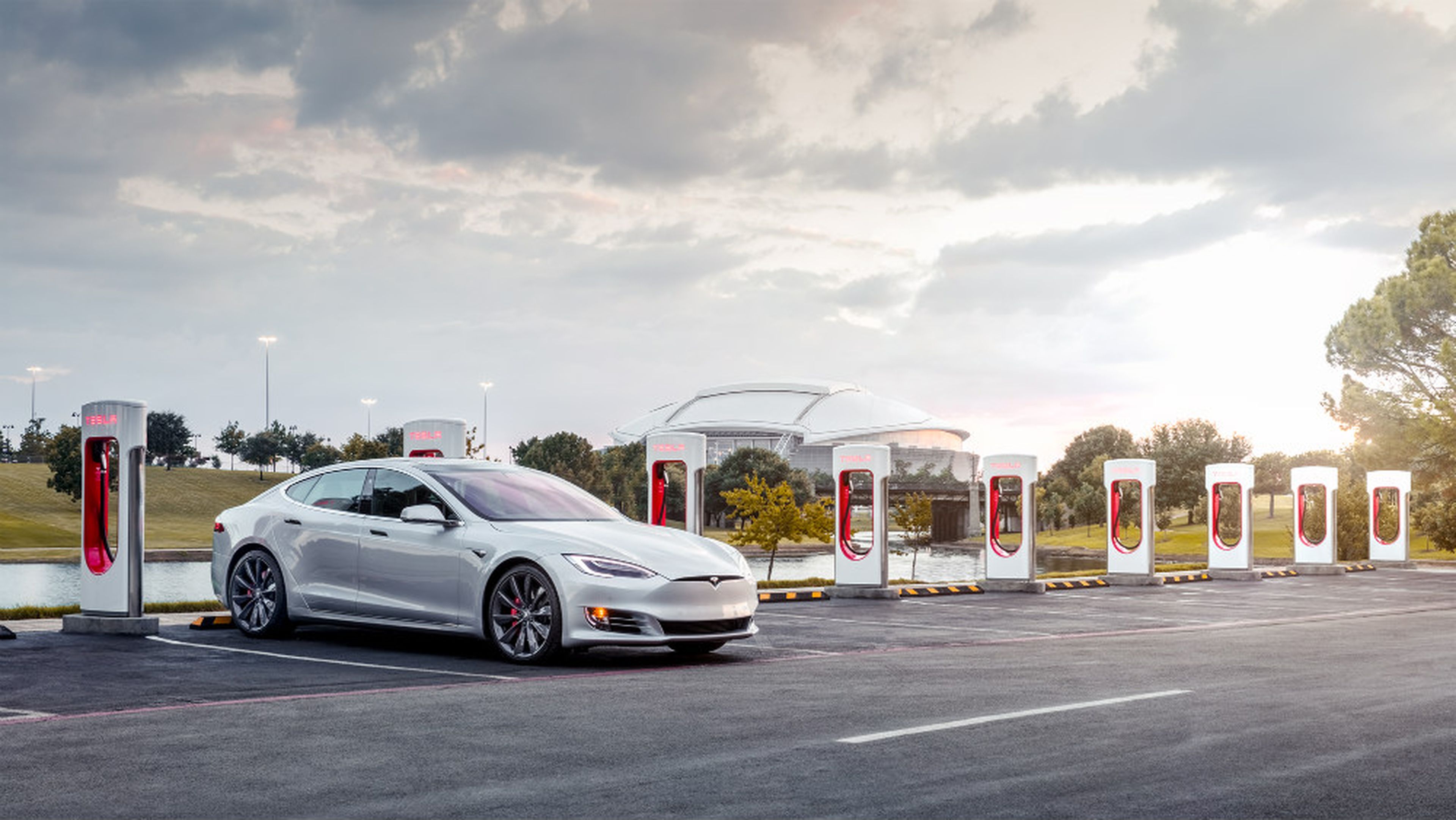 Tesla ha aumentado el número de puntos de recarga para vehículos.