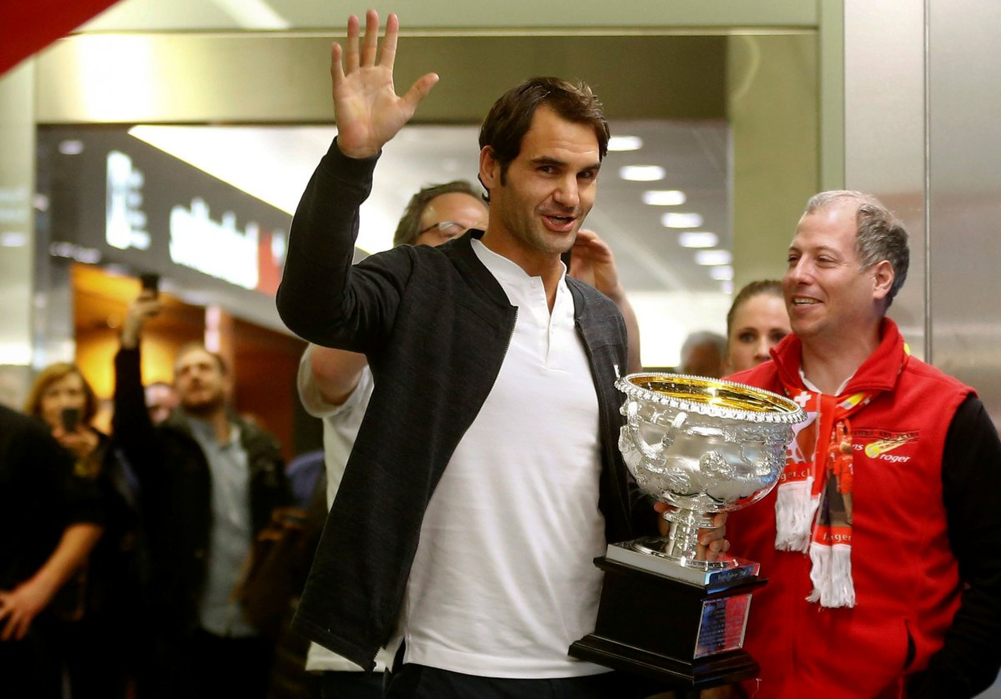 [RE] El tenista Roger Federer celebrando su victoria en el Open de Australia 2017.