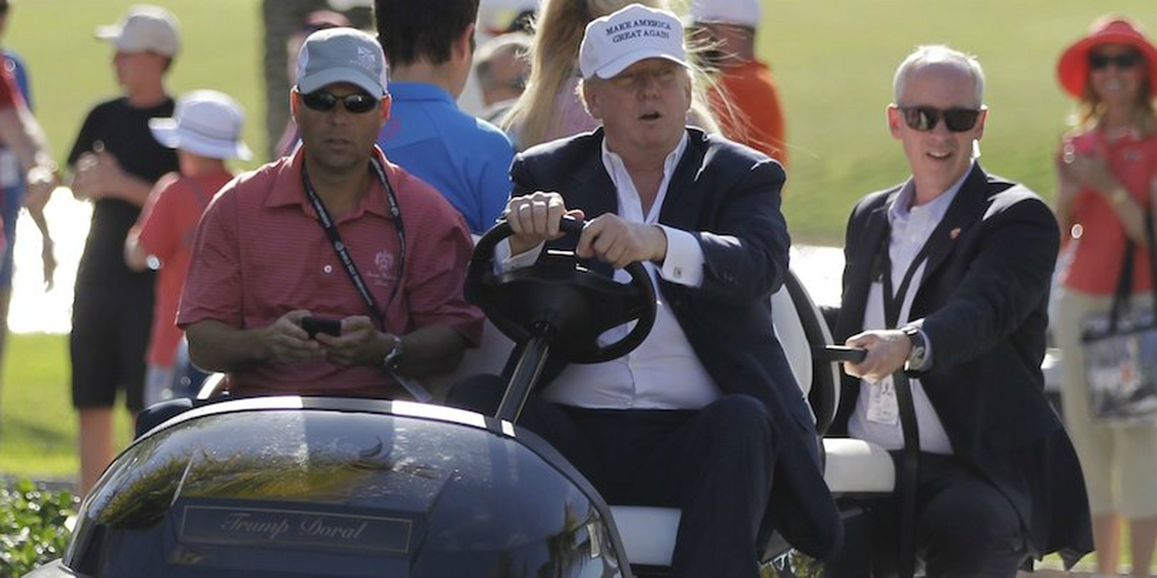TRUMPGOLF-El presidente de EE. UU., Donald Trump, jugando al golf.