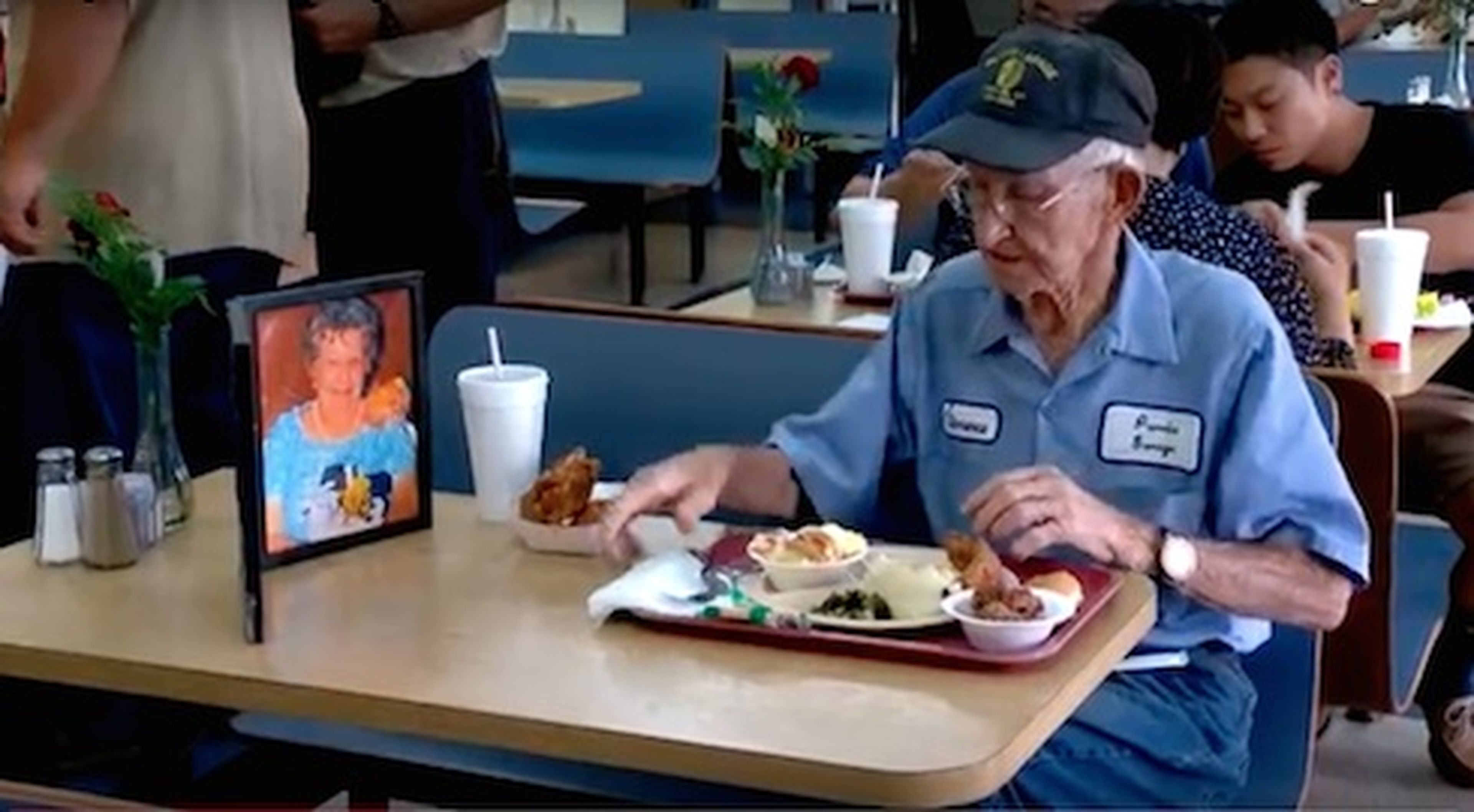 Clarence Purvis, de 93 años, almuerza con una fotografía de su esposa, que falleció hace cuatro años.