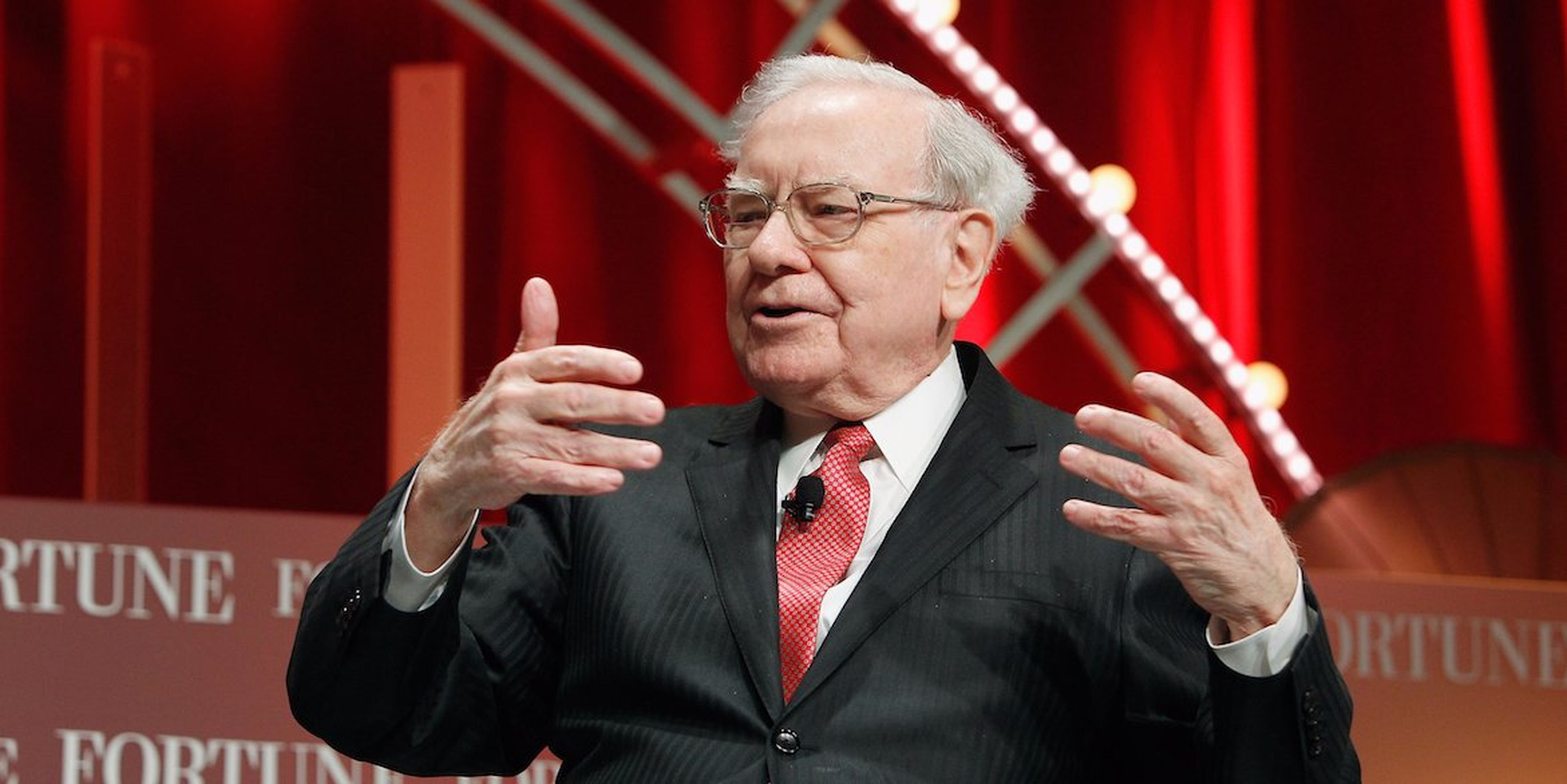 Warren Buffett asegura que las lecciones de Dale Carnegie le ayudaron a mejorar sus habilidades sociales.