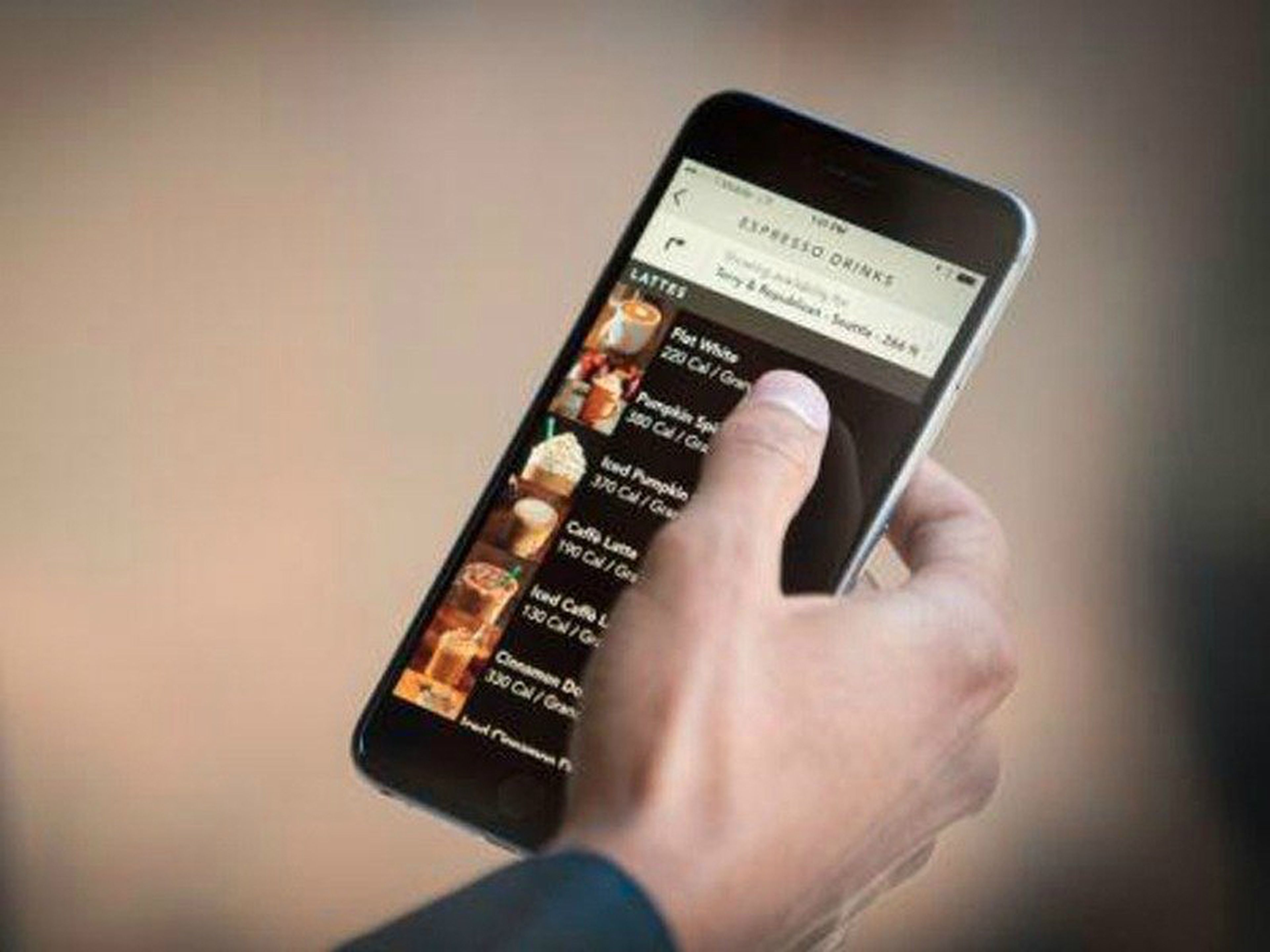 La 'app' móvil de Starbucks para pedir y pagar directamente desde el teléfono.