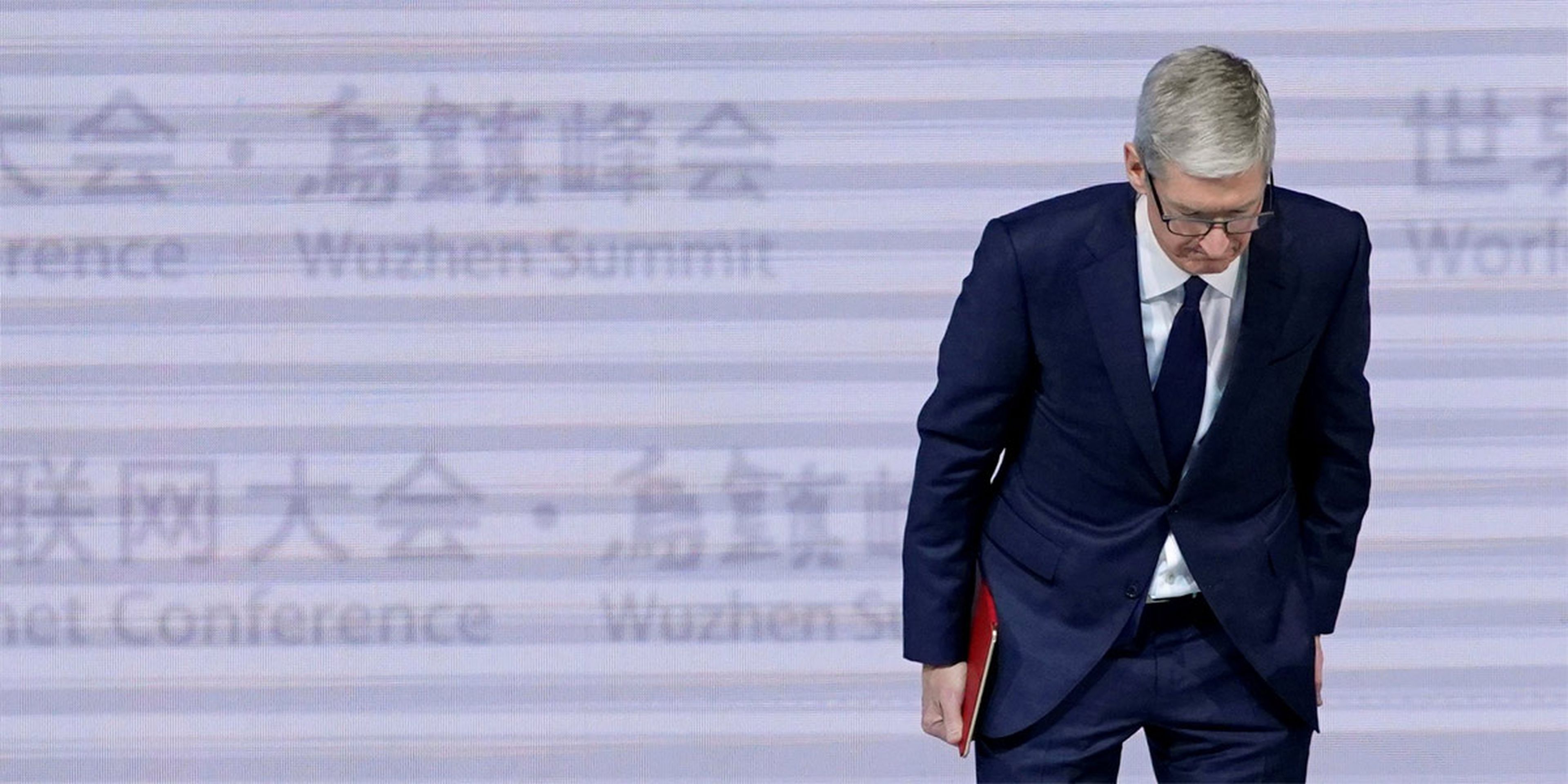El CEO de apple, Tim Cook, se inclina durante la ceremonia de apertura de la cuarta conferencia mundial de internet en Wuzhen.