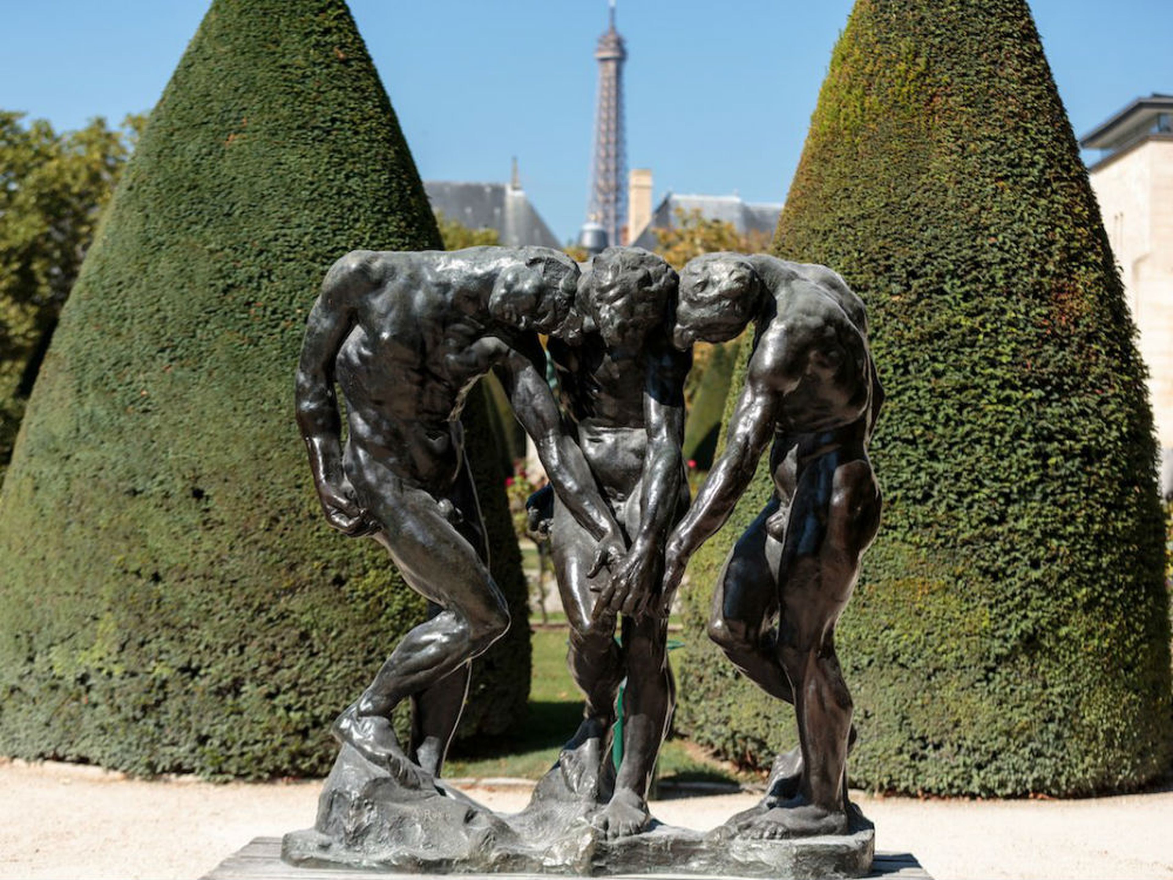 Escultura de 'Las tres sombras', inspirada en 'La divina comedia' de Dante en los jardines del Museo Rodin, en París (Francia).