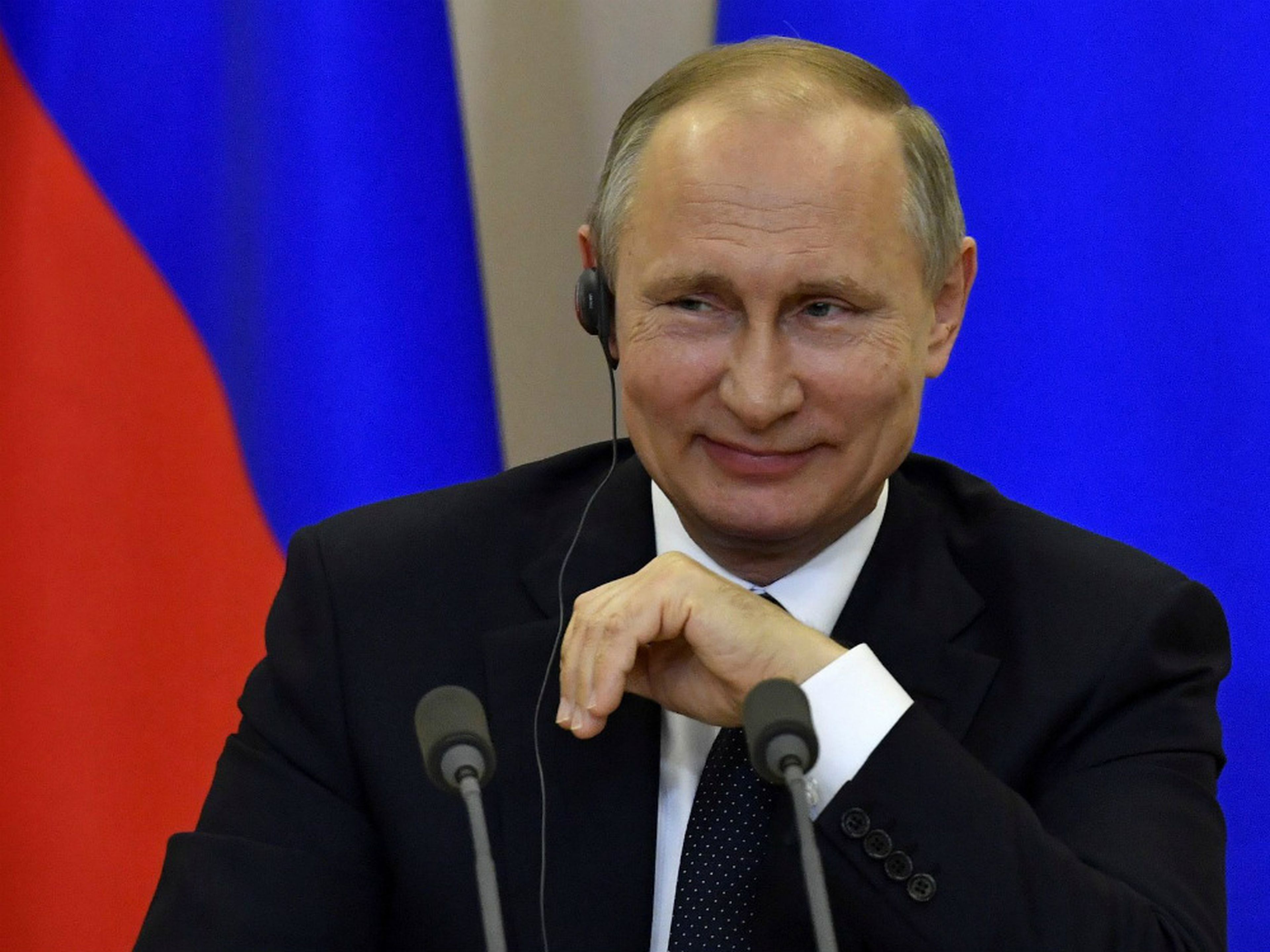 El presidente de Rusia, Vladímir Putin, sonríe durante una rueda de prensa.