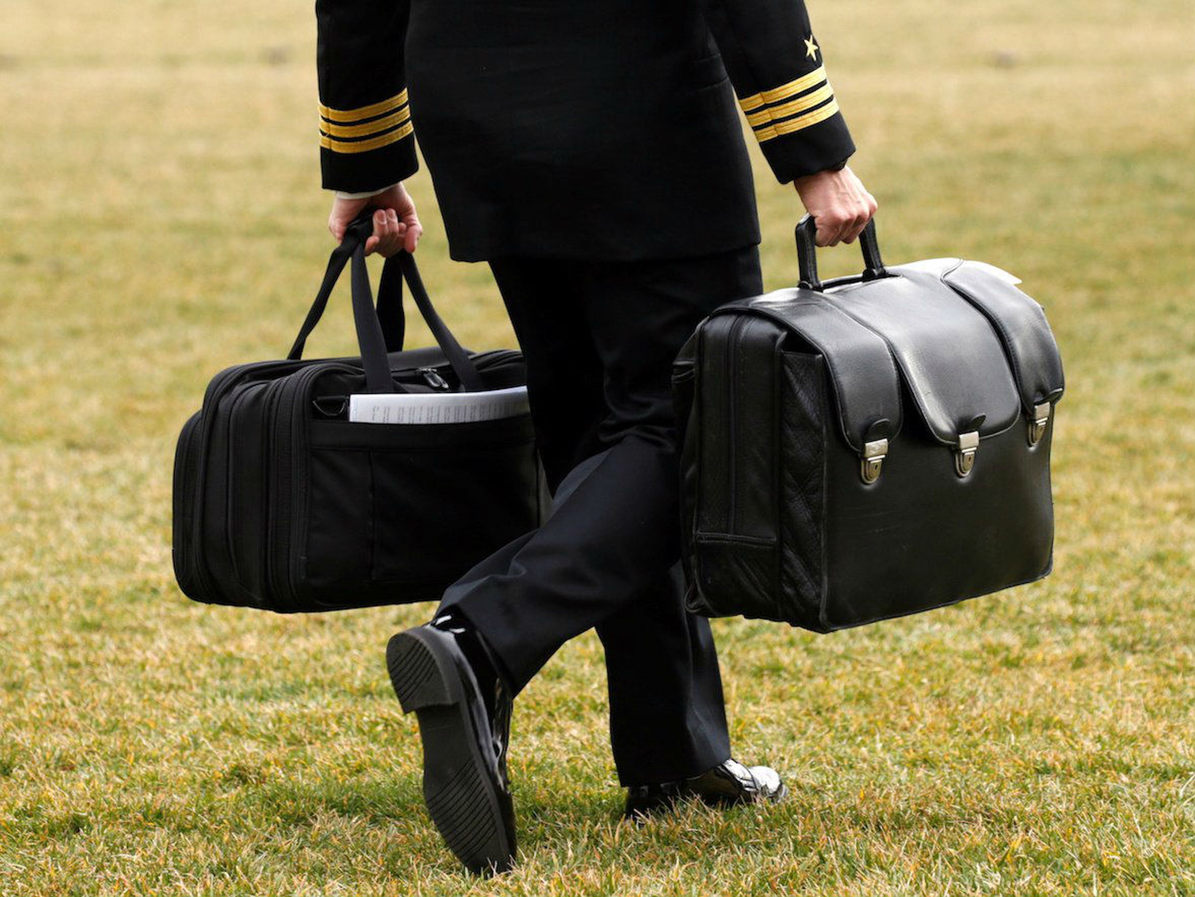 Un ayudante militar transporta el "balón nuclear" con los códigos de lanzamiento de las armas nucleares de Estados Unidos que viaja con el presidente Donald Trump cuando este se ausenta de la Casa Blanca. En la imagen, una salida del 3 de febrero de 2017.