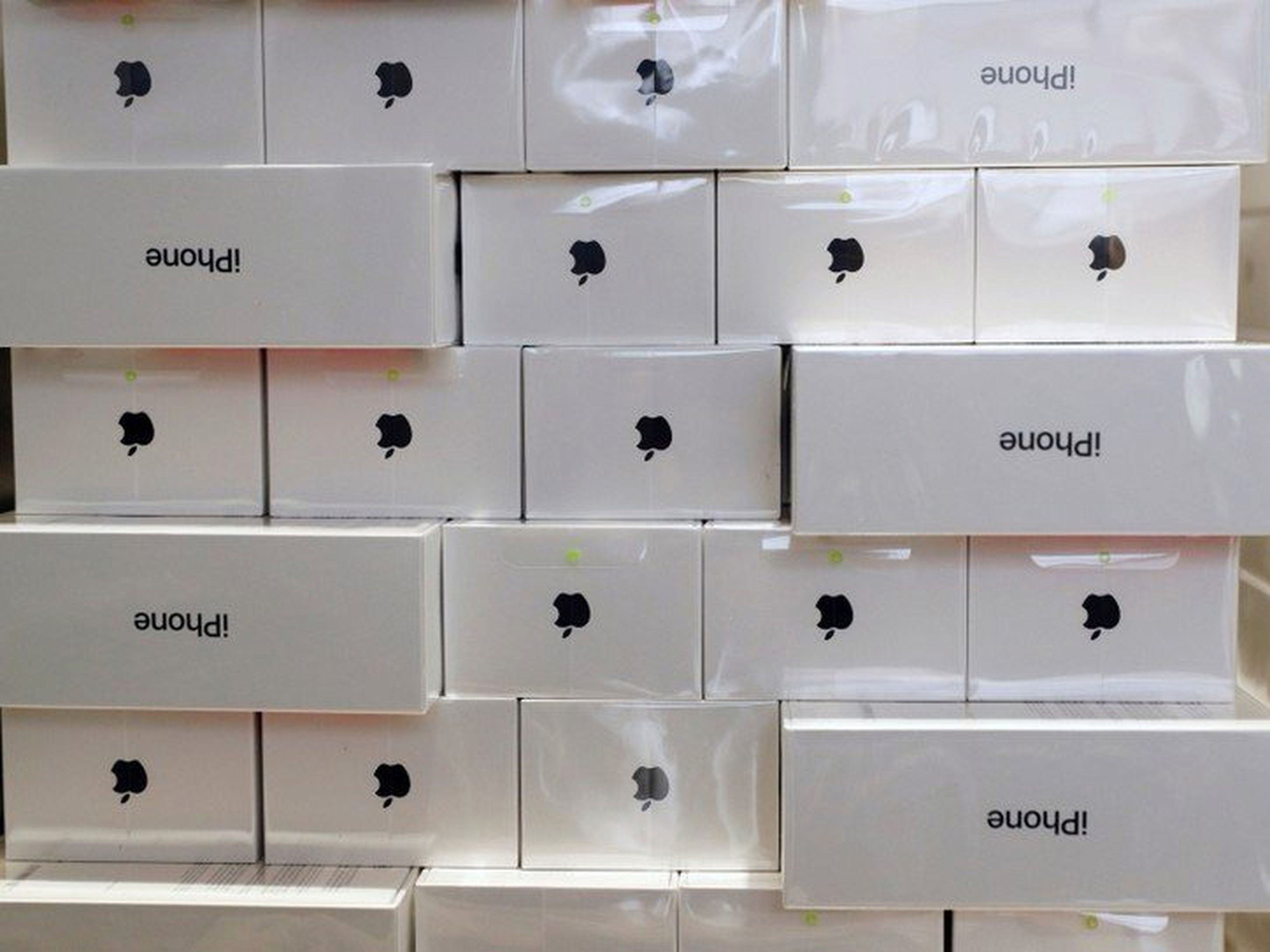 Una pila de cajas del iPhone X antes de su lanzamiento en una tienda de Apple en Singapur.