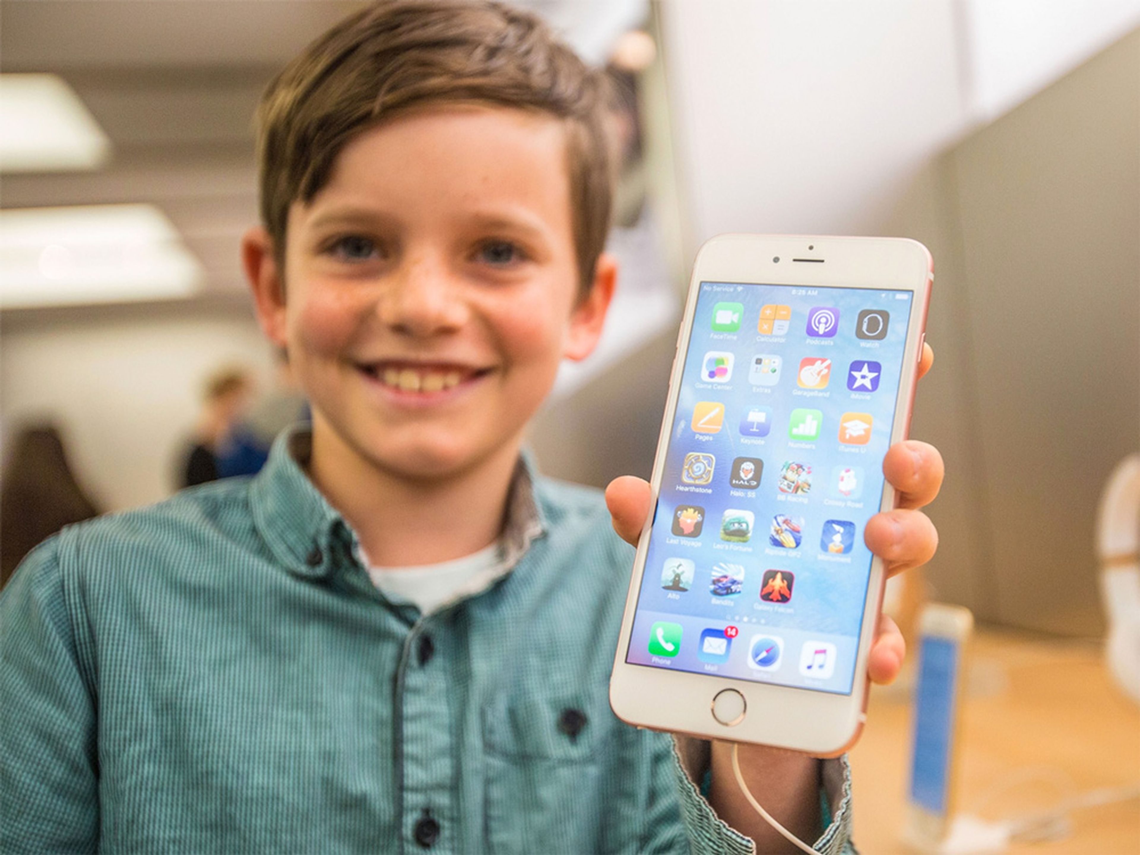 Un chico sostiene en la mano un iPhone