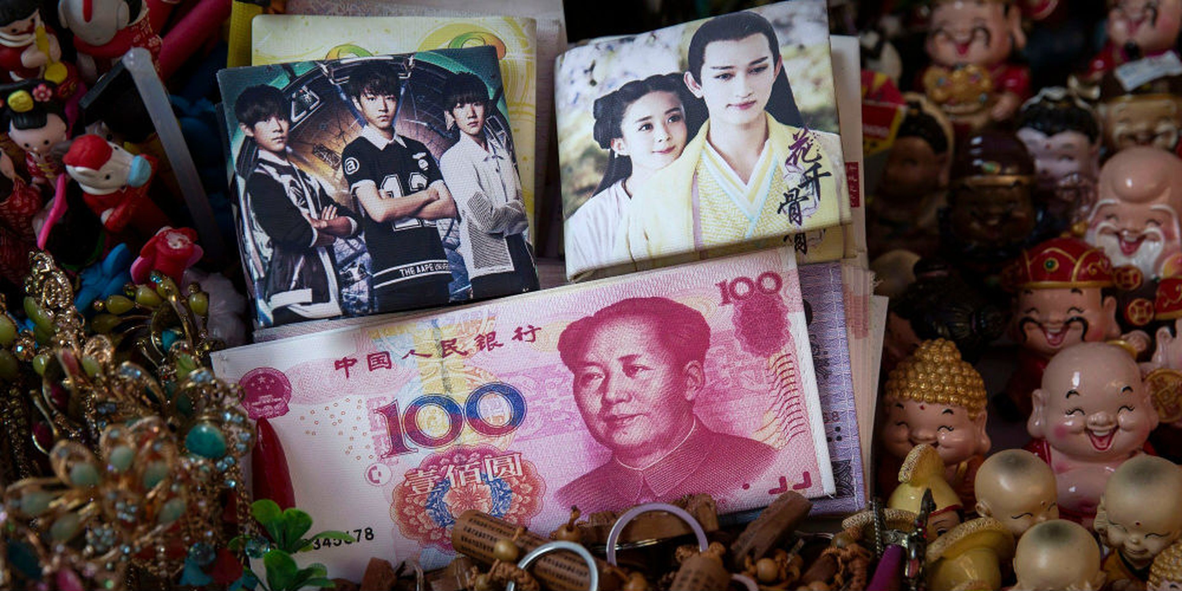 Billetes chinos falsos en un mercado de Pekín (China).