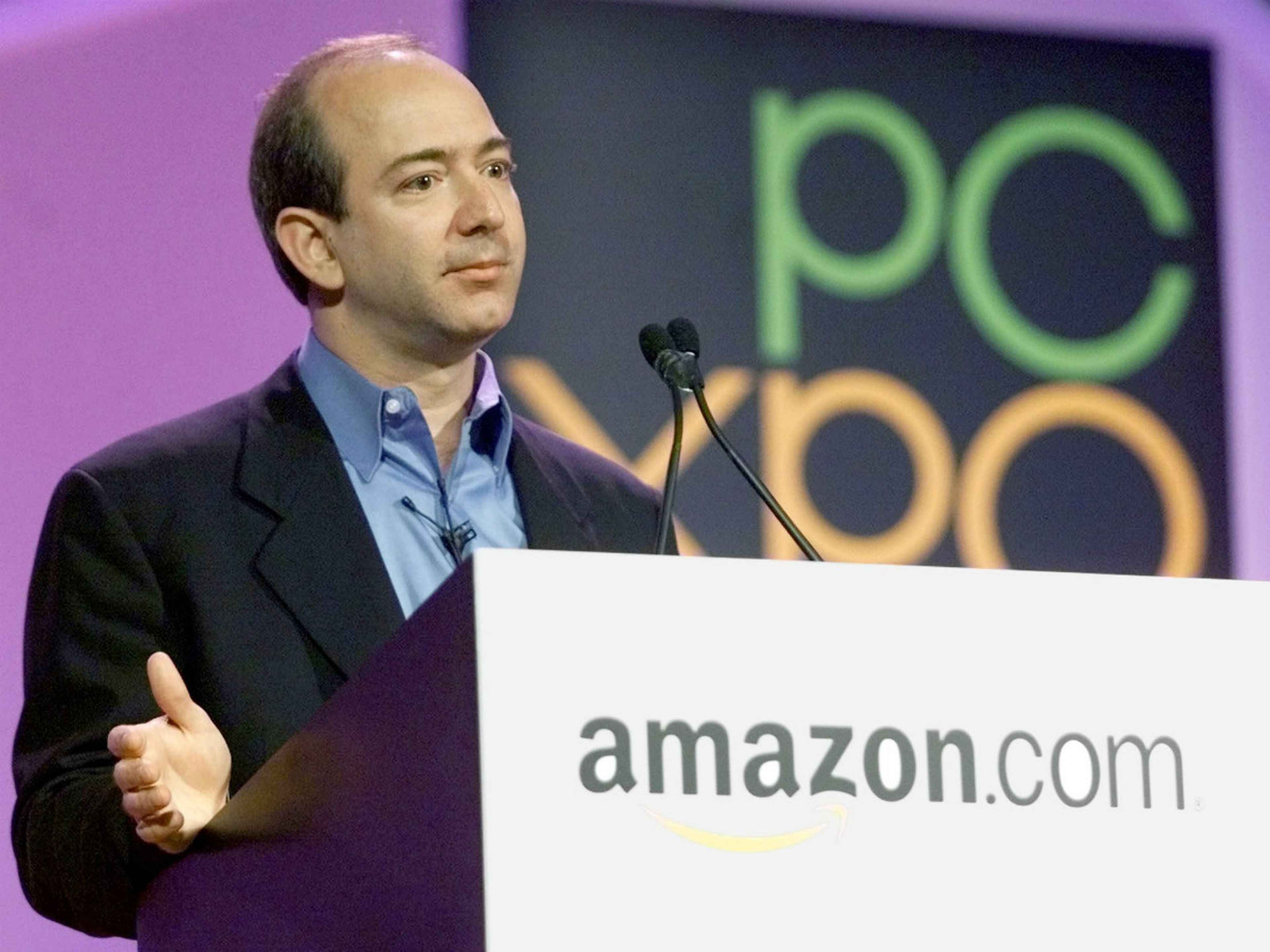 En el año 2000, el director ejecutivo de Amazon, Jeff Bezos, presentaba las nuevas funciones de la página web de la empresa durante PC Expo en Nueva York. 18 años después, la empresa es uno de los colosos de internet.