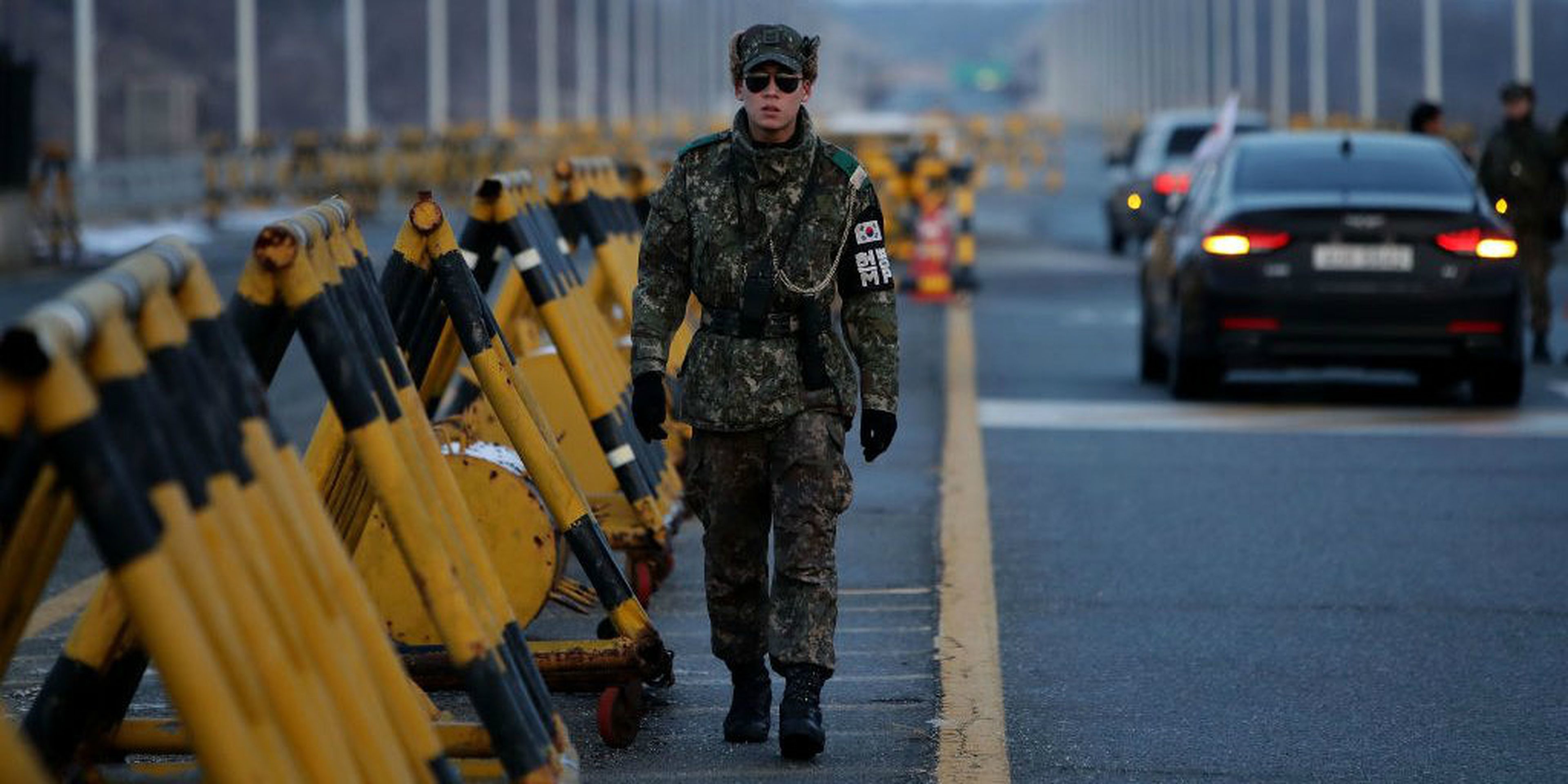Un soldado de Corea del Sur patrulla la carretera que una las dos Coreas.