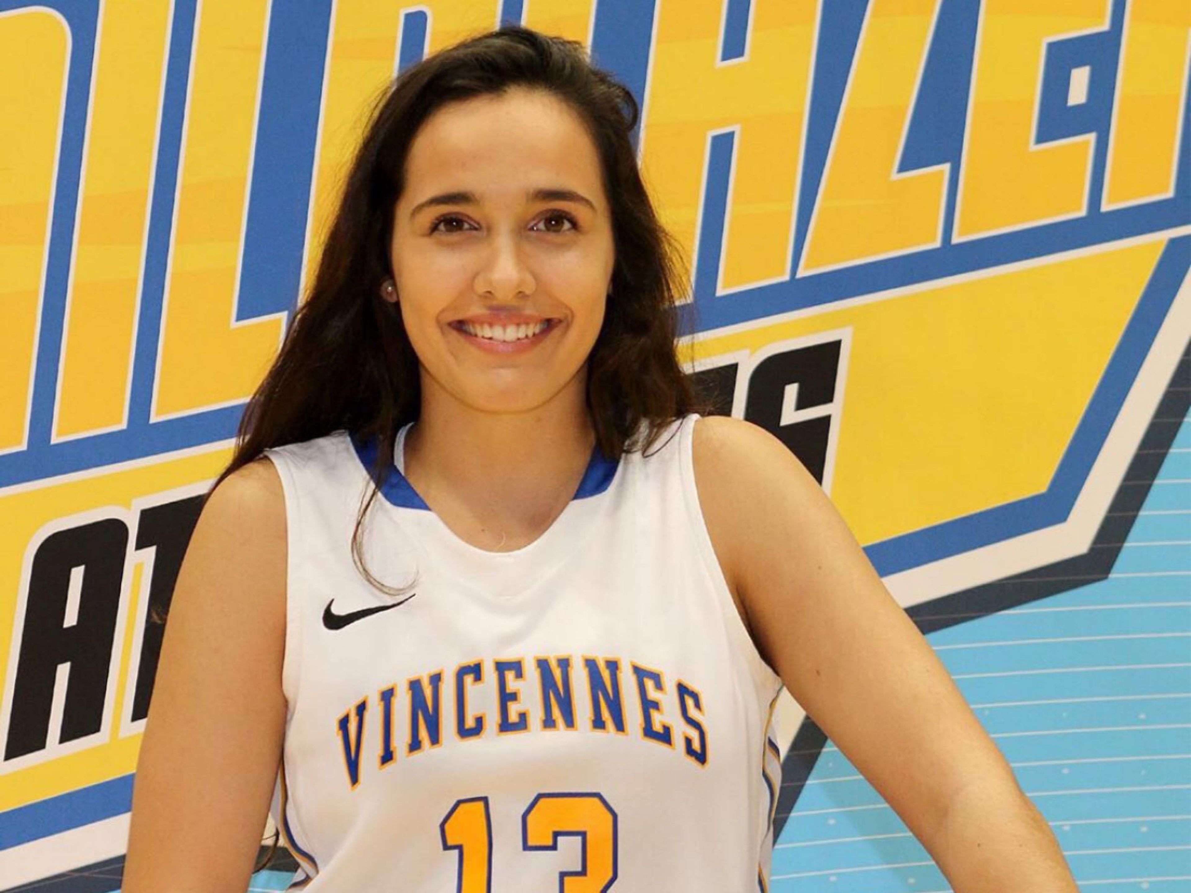 Cristina de la Cruz comenzó Business este verano gracias a una beca de baloncesto en Vincennes University (Indiana)