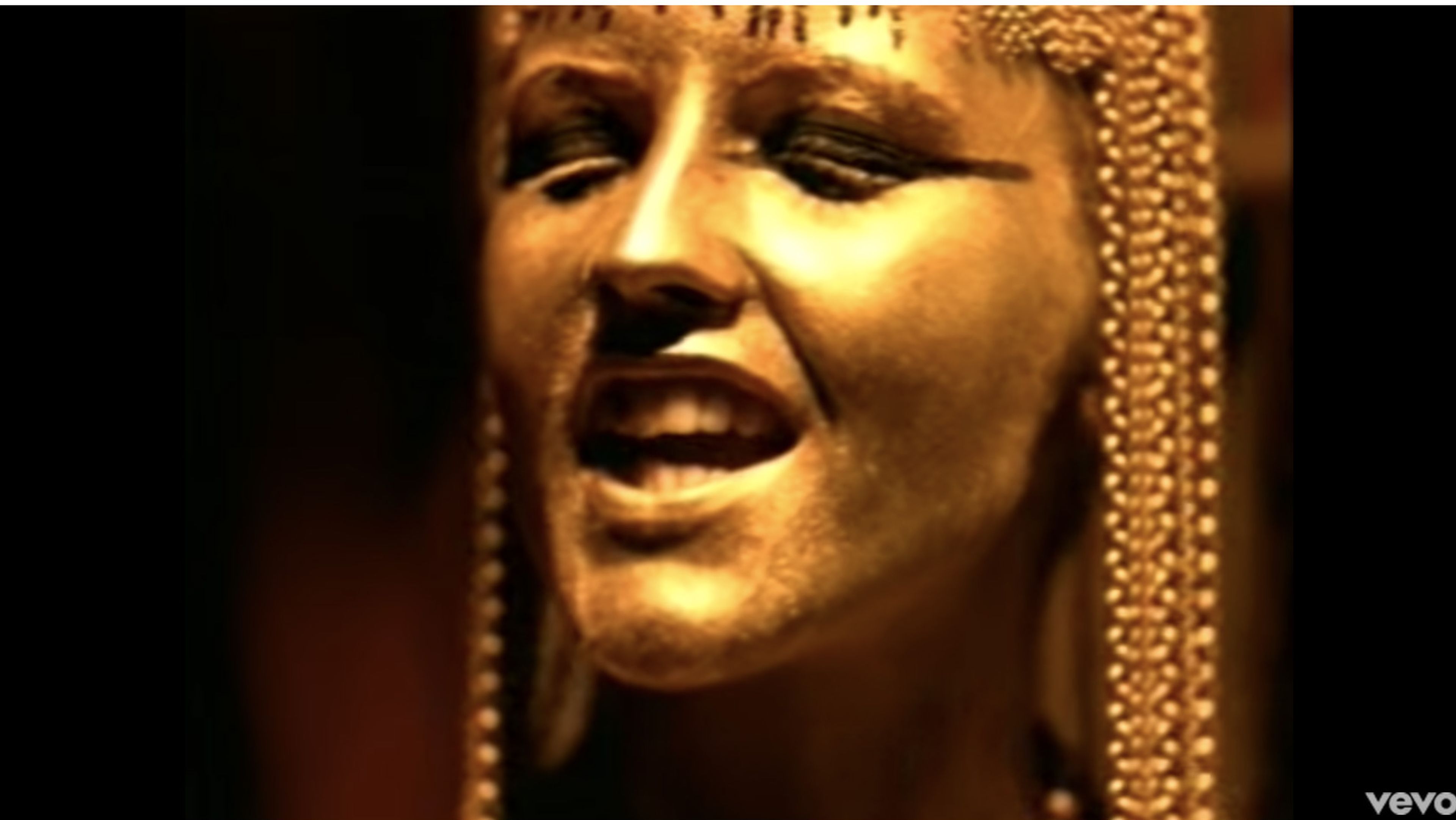 Dolores O'Riordan, de The Cranberries, en el videoclip de Zombie.