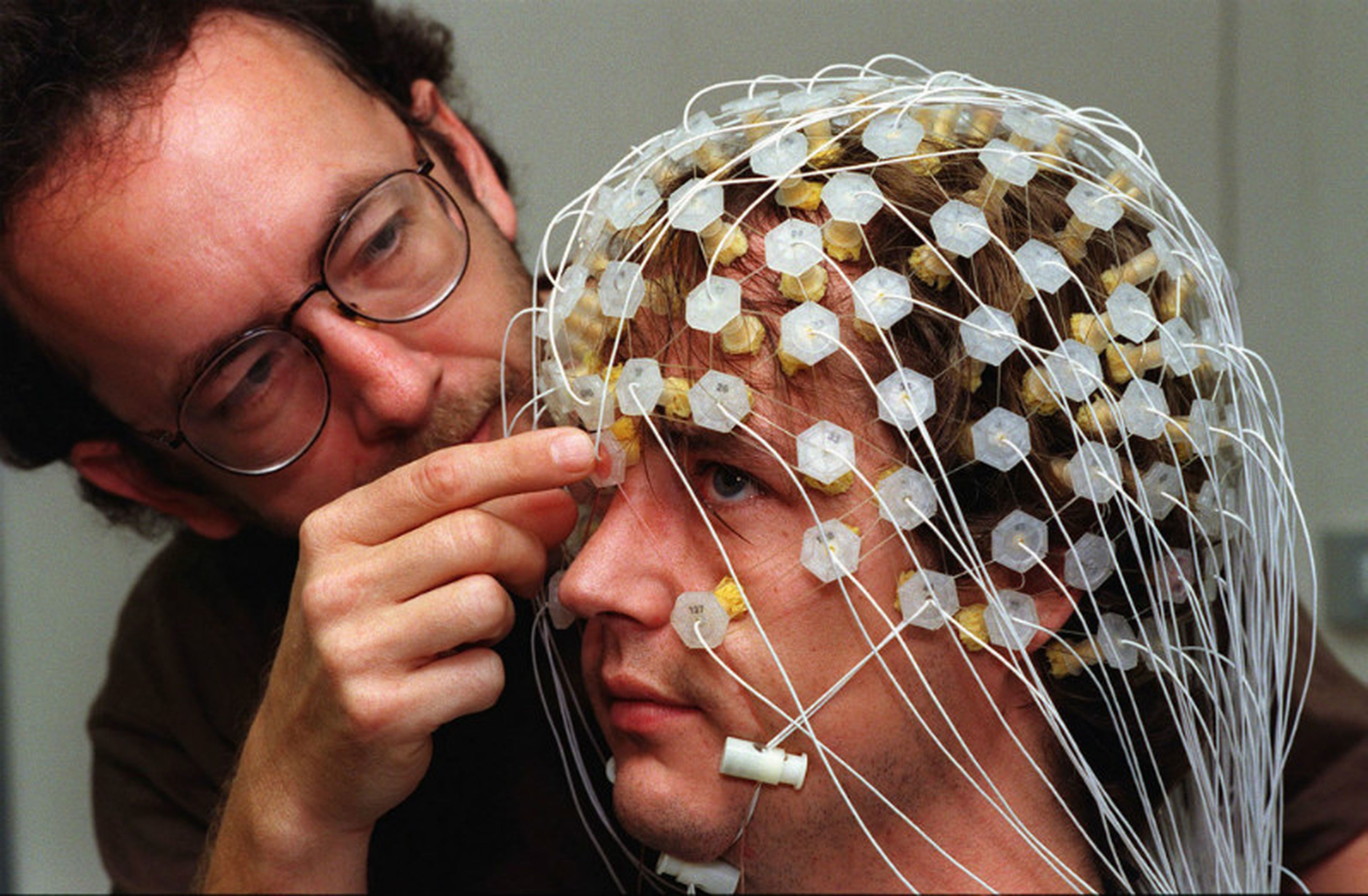La electroencefalografía tradicional toma datos desde la superficie de la cabeza, no del cerebro.