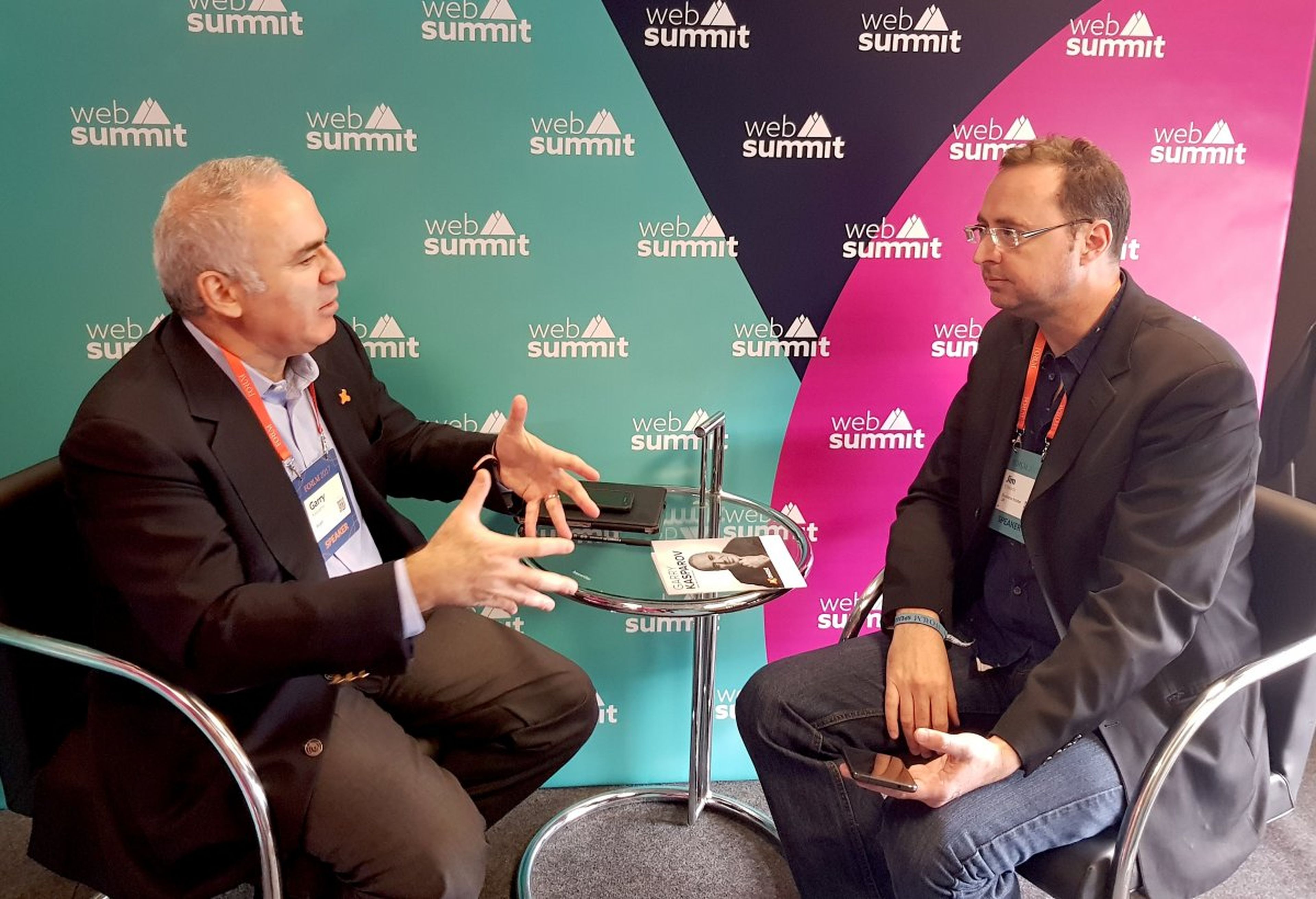 Kasparov y Jim Edwards, de Business Insider, durante su conversación en el Web Summit de Lisboa el pasado noviembre.