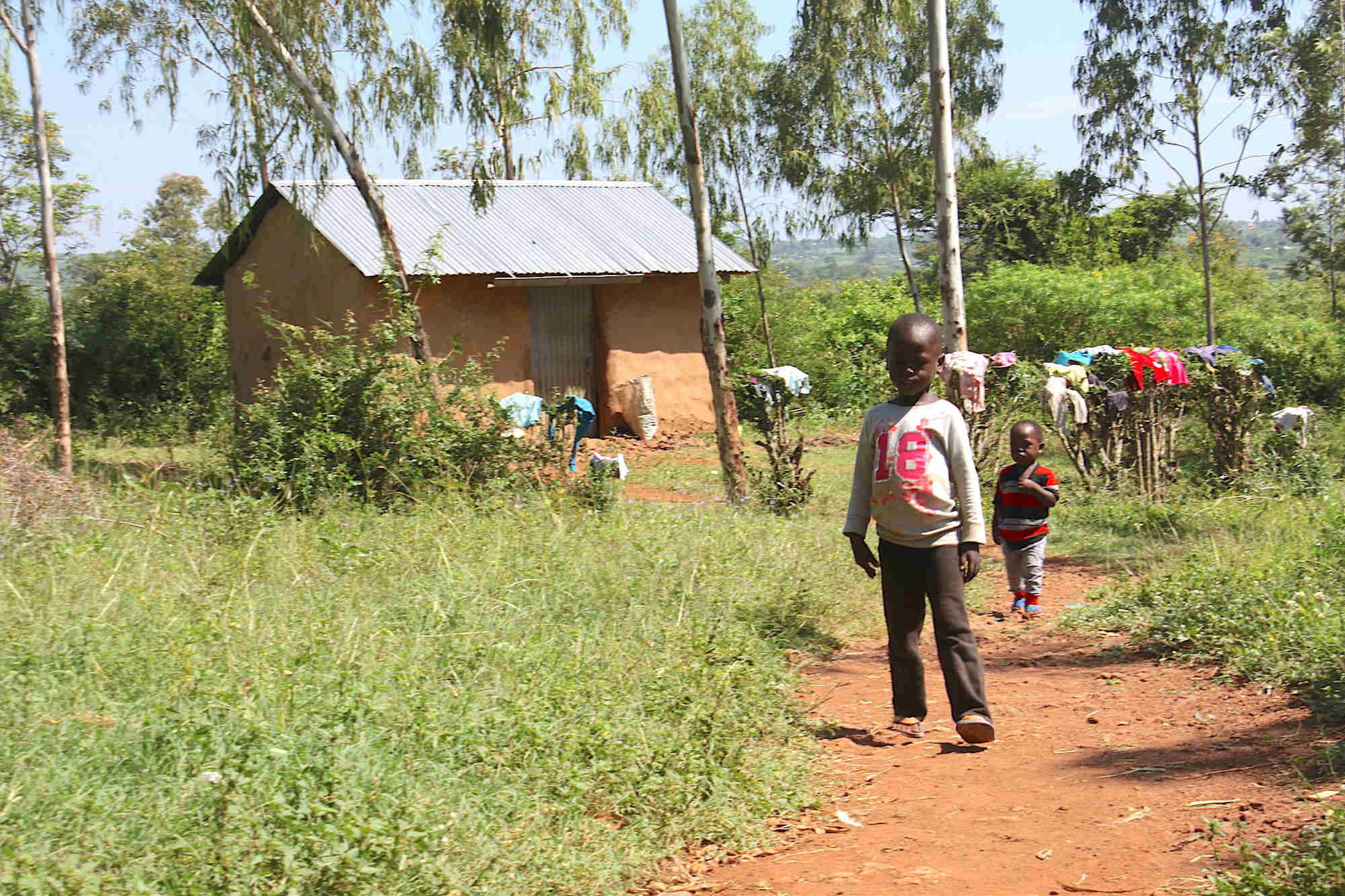Los hijos de Anyango van a la escuela gracias a la renta universal