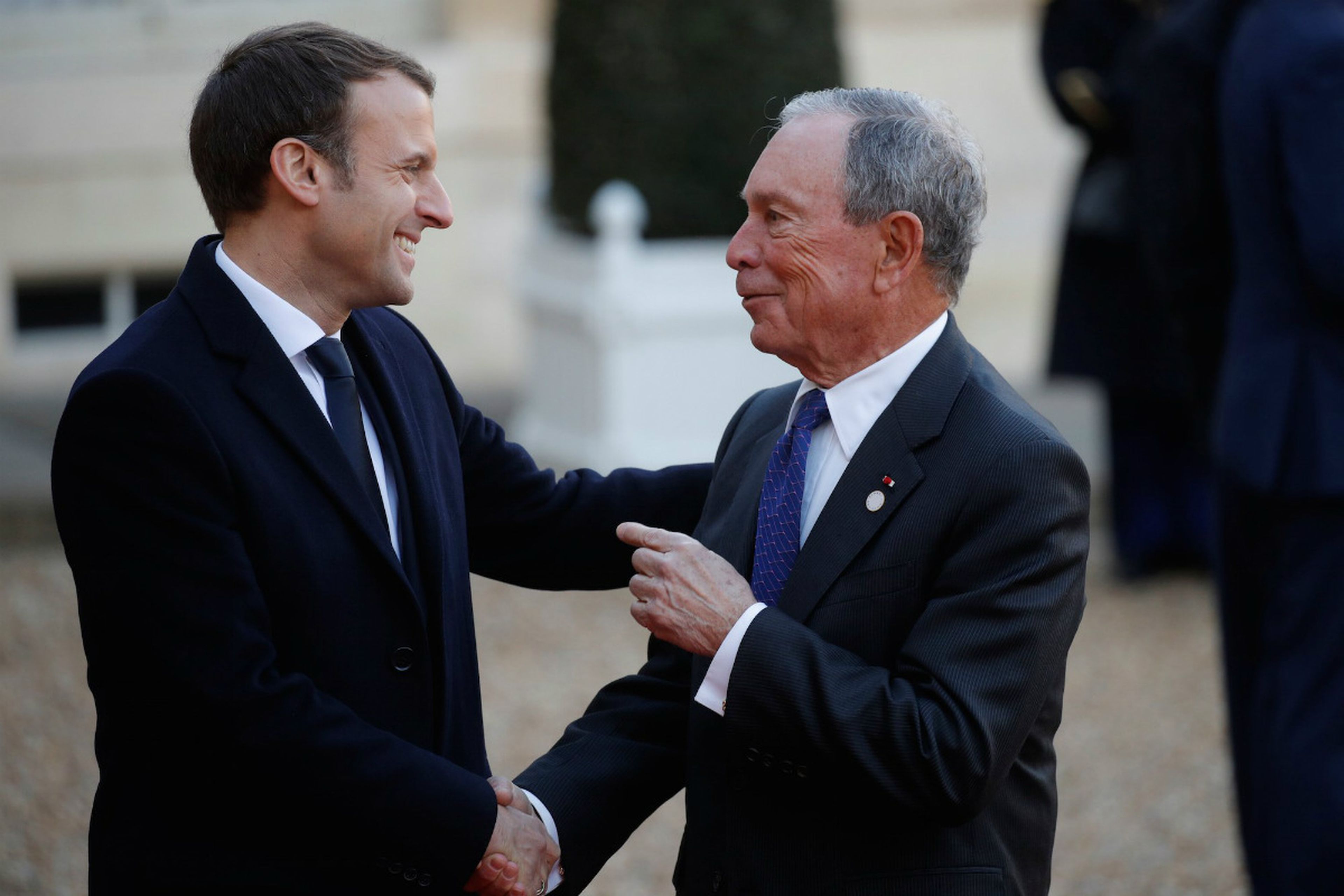 El presidente de Francia, Emmanuel Macron, da la bienvenida al enviado especial de las Naciones Unidas sobre el Cambio Climático, Michael Bloomberg, a su llegada al Palacio del Elíseo para un almuerzo el pasado diciembre.