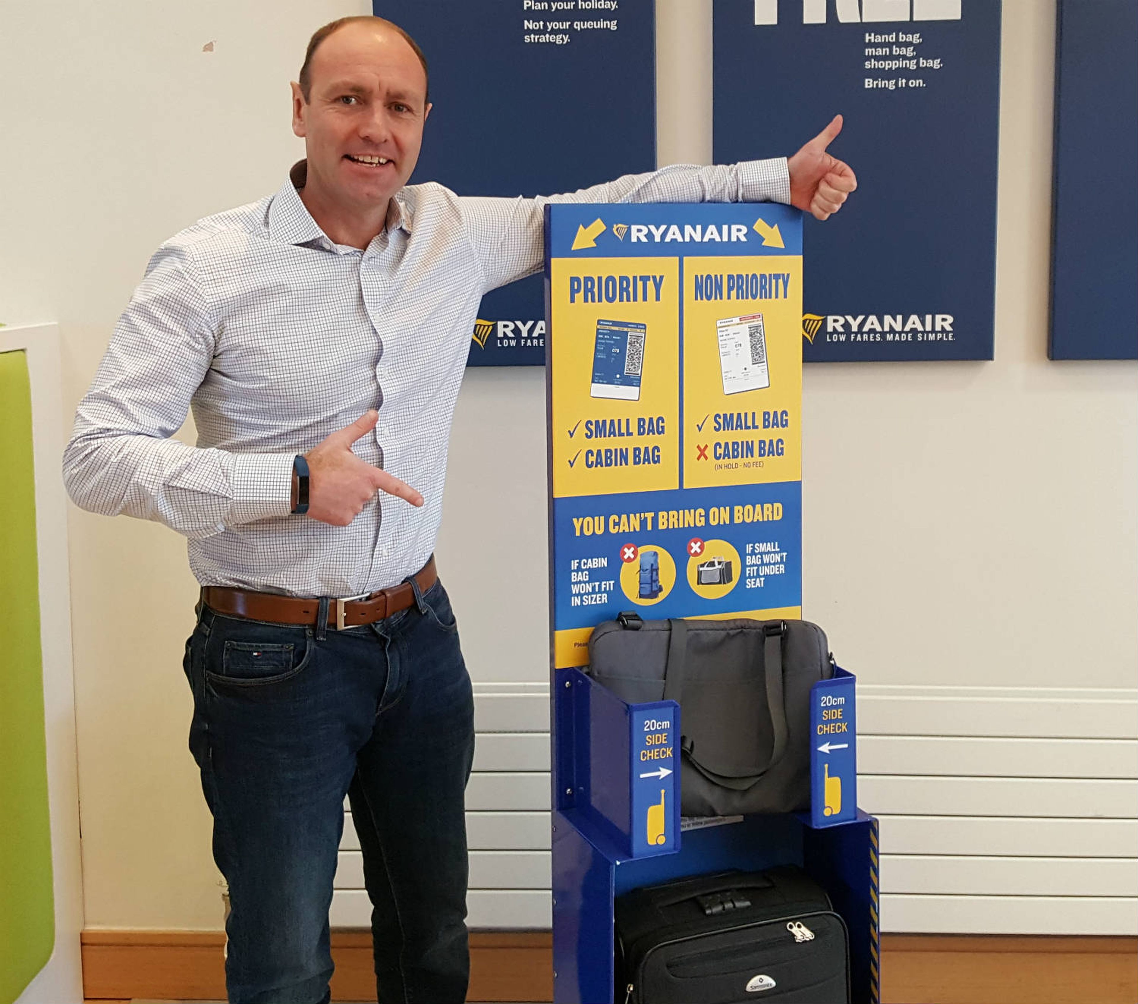 obvio cerca Caña Ryanair te obligará a bajar la maleta de cabina a la bodega, si no |  Business Insider España