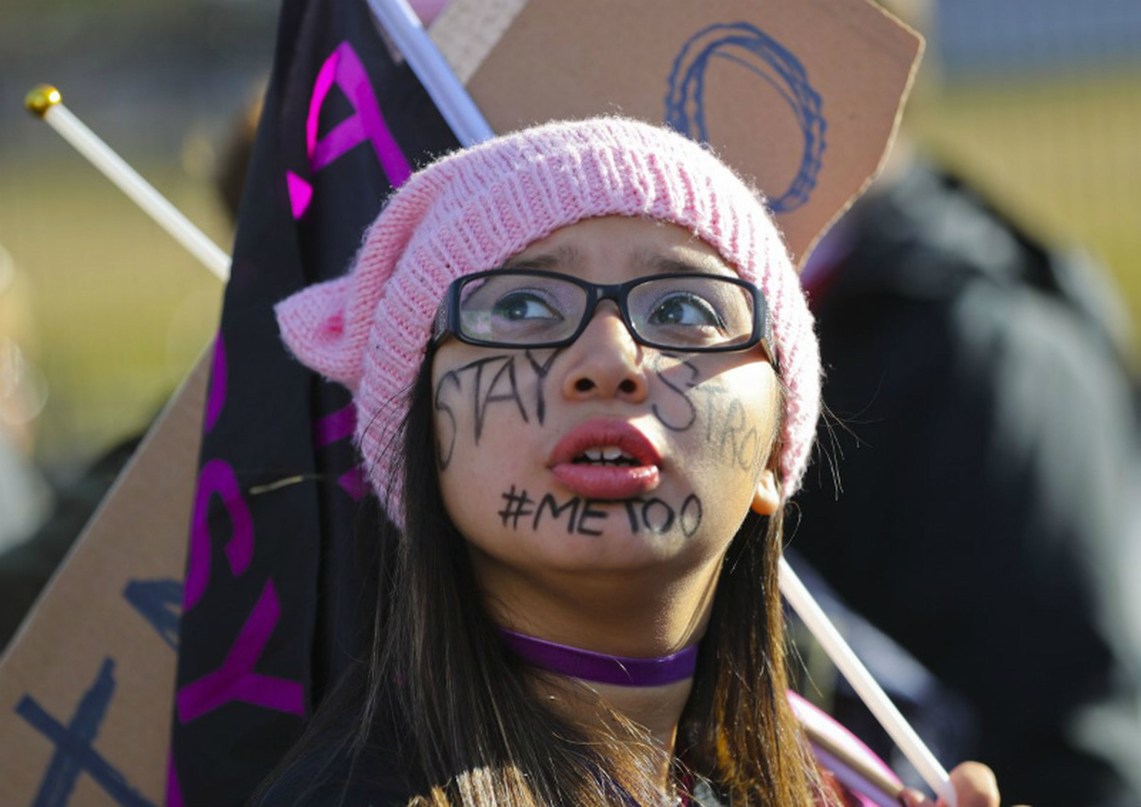 Kiara Romero, de 20 años, procedente de Rockville (Maryland), se suma a la manifestación a su paso ante la Casa Blanca.