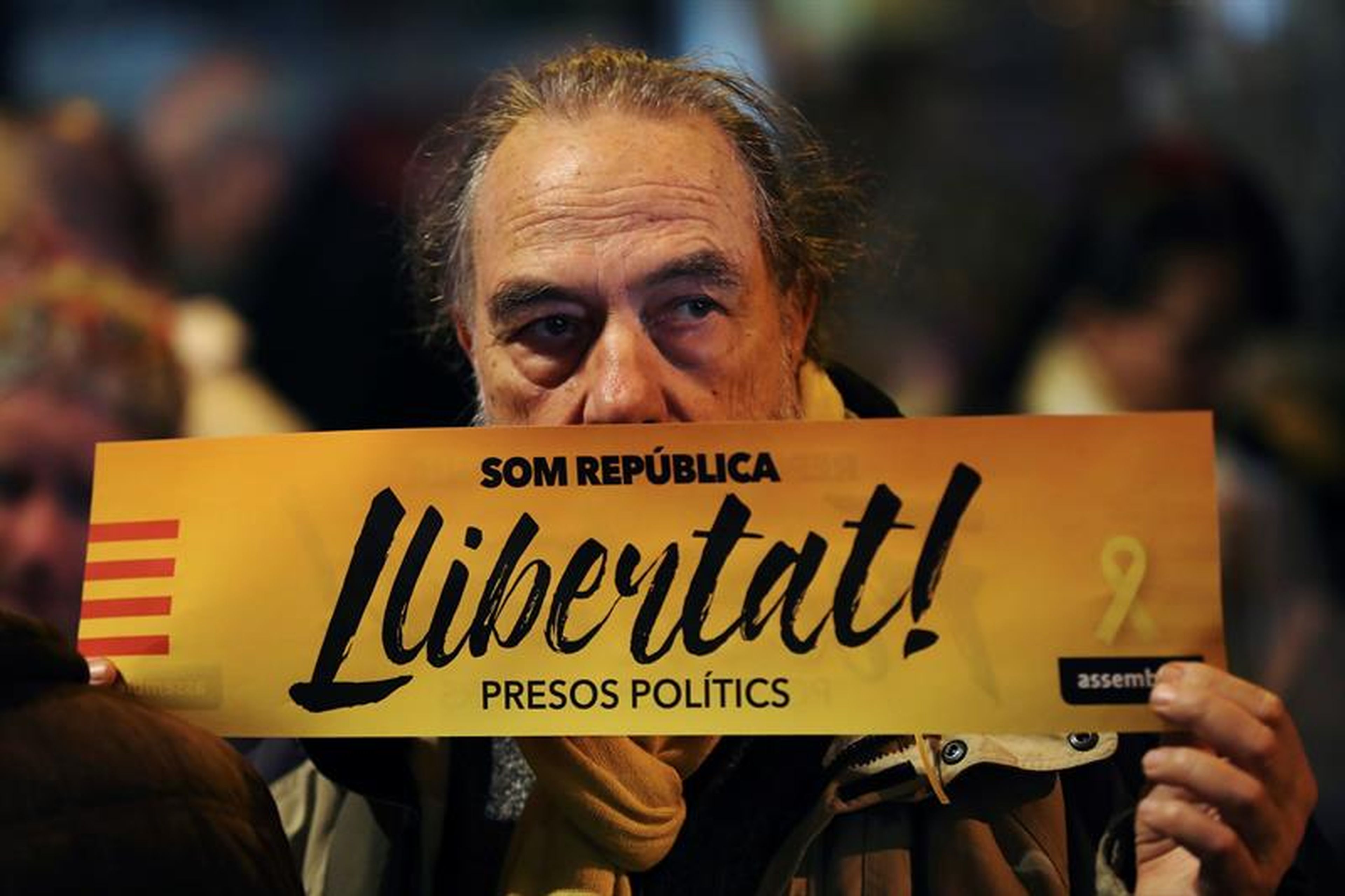 Un hombre, en la concentración celebrada en Sant Vicente dels Horts el pasado jueves 4 de enero para pedir la libertad de Oriol Junqueras y del resto de políticos catalanes en prisión provisional.