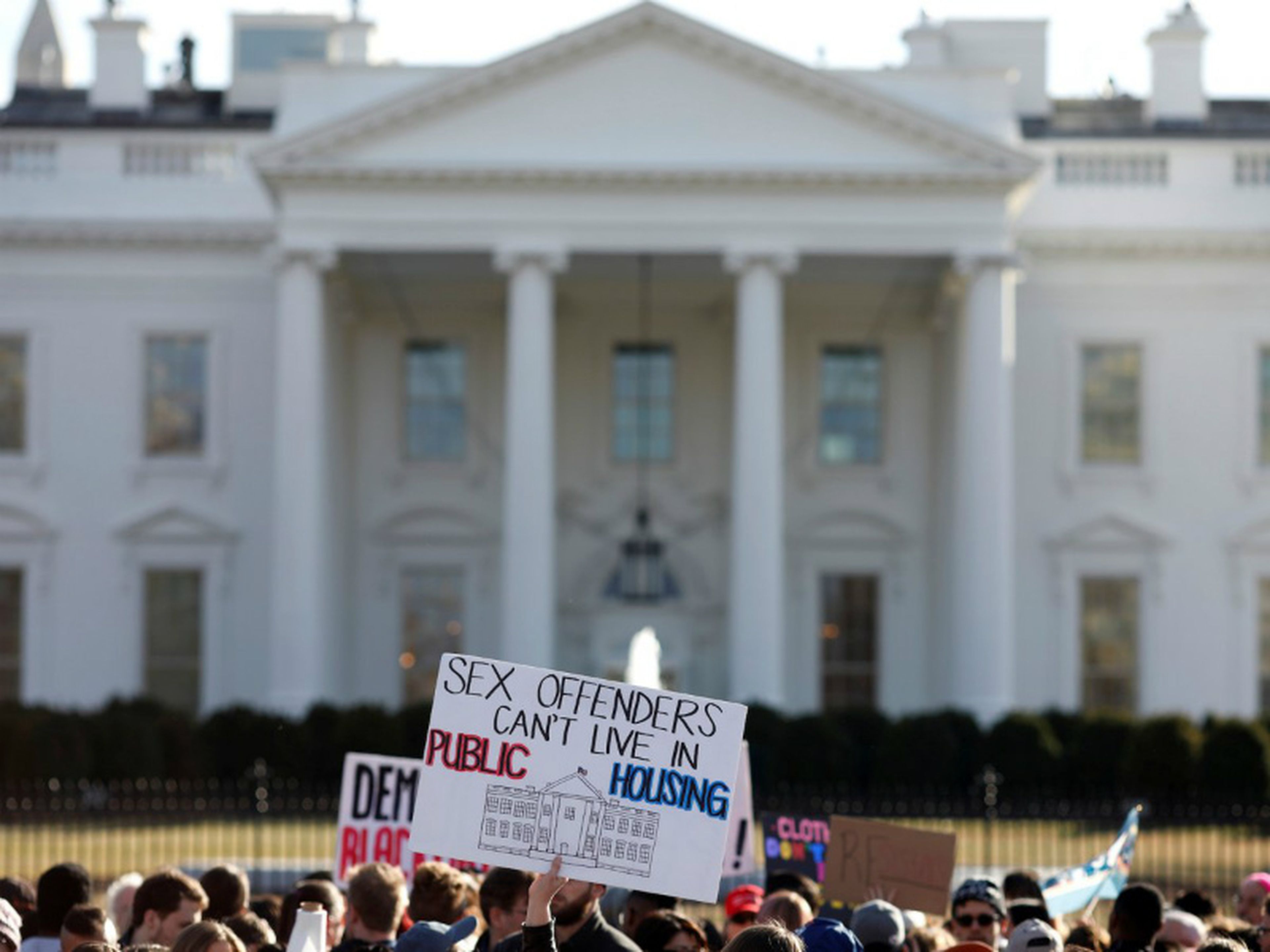 Los manifestantes se concentran frente a la Casa Blanca.