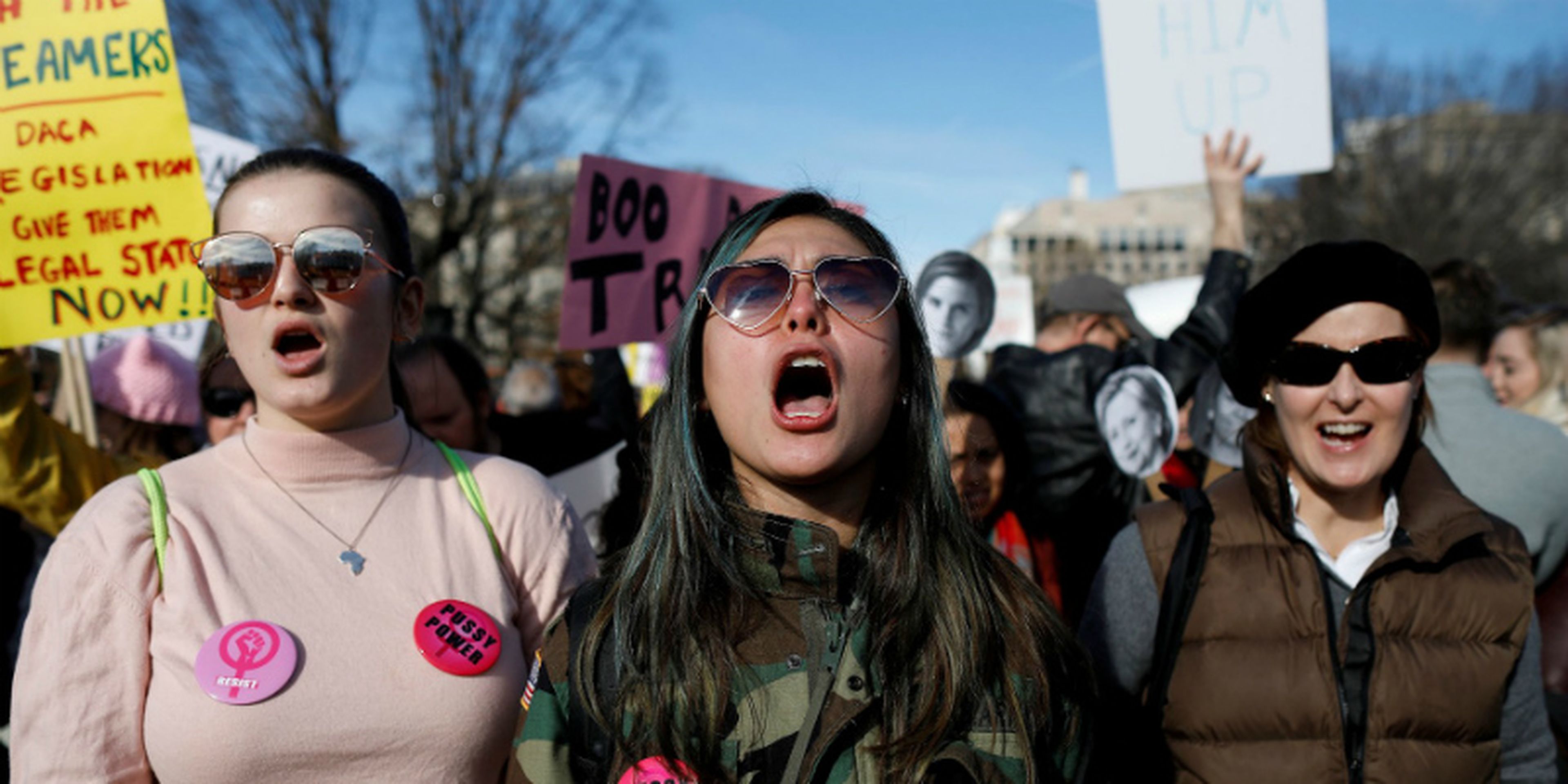 Manifestantes participan en la segunda Marcha de las Mujeres frente a la Casa Blanca en Washington