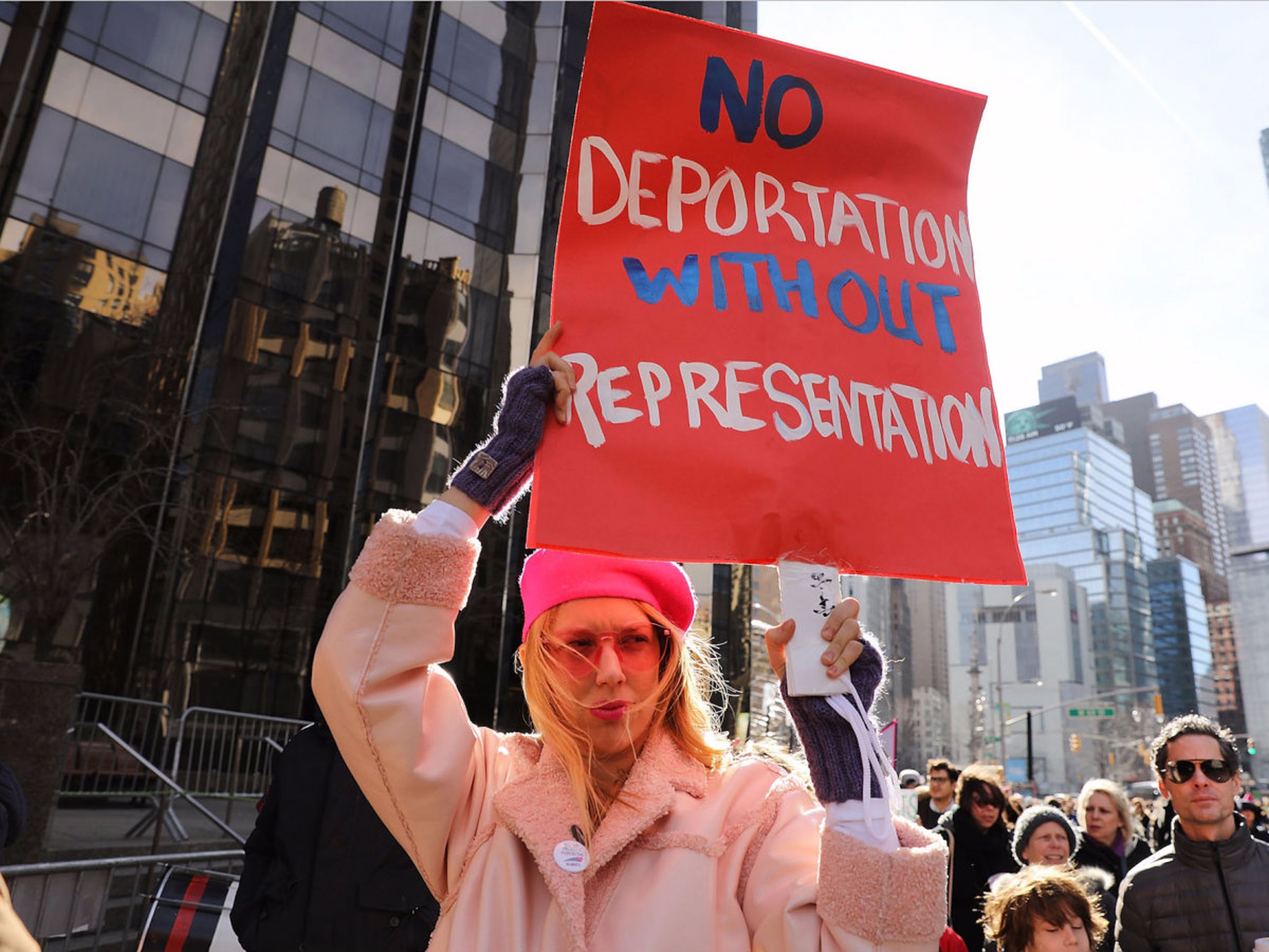 Los manifestantes también protestan contra la deportación inmigrantes.