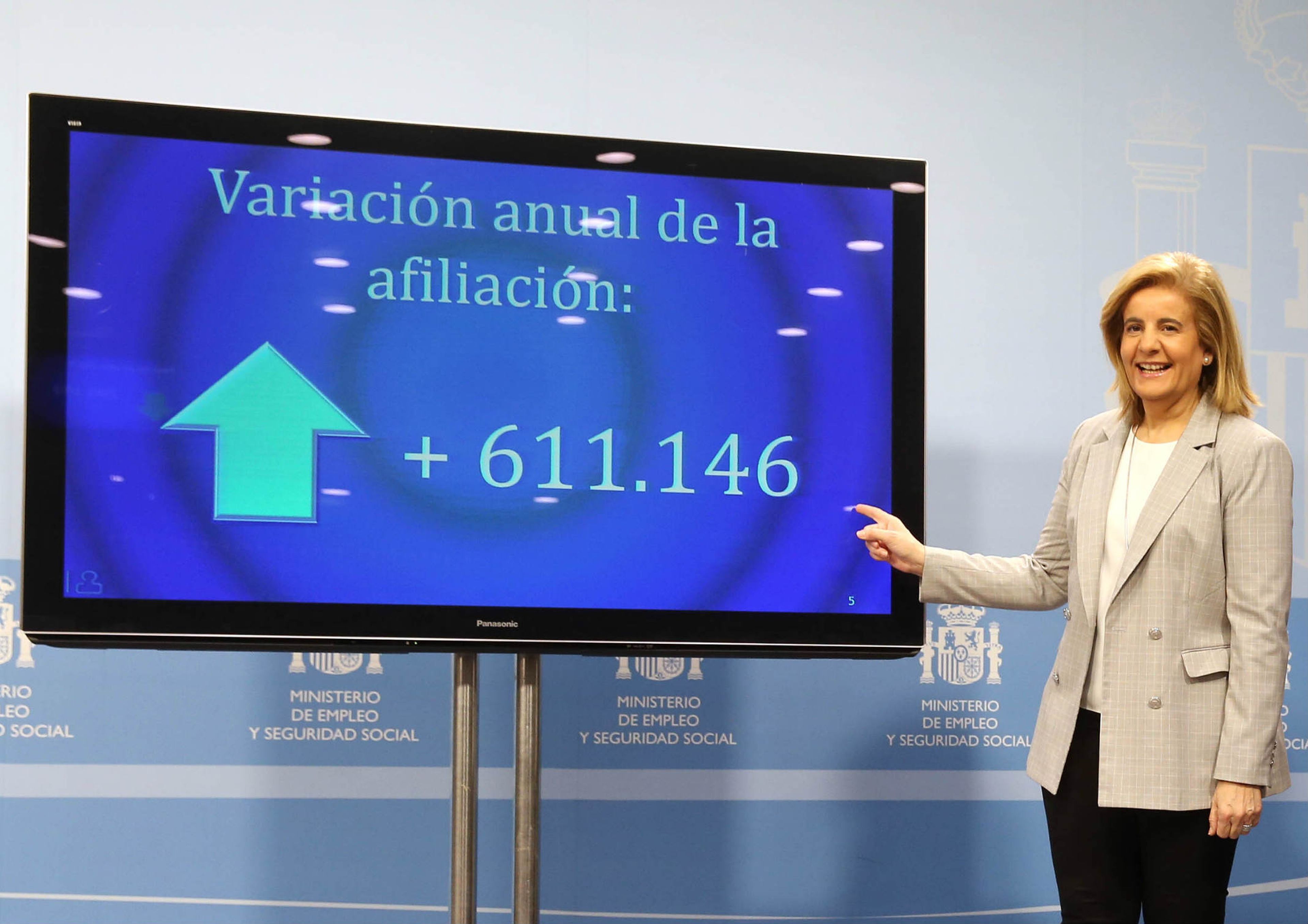 La ministra de empleo, Fátima Báñez, señala una pantalla con los datos de afiliación de diciembre de 2017.