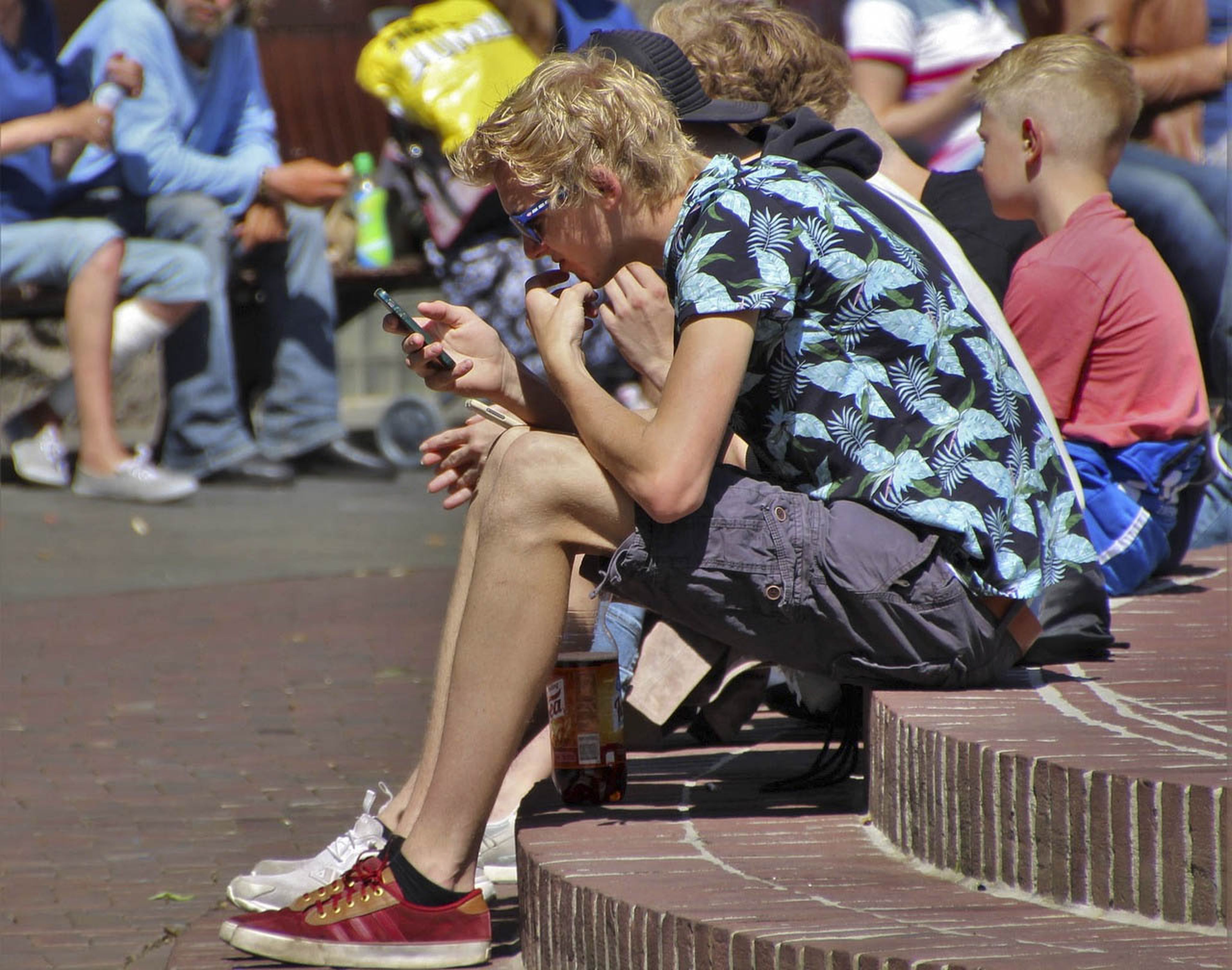 Mirando el móvil en la calle