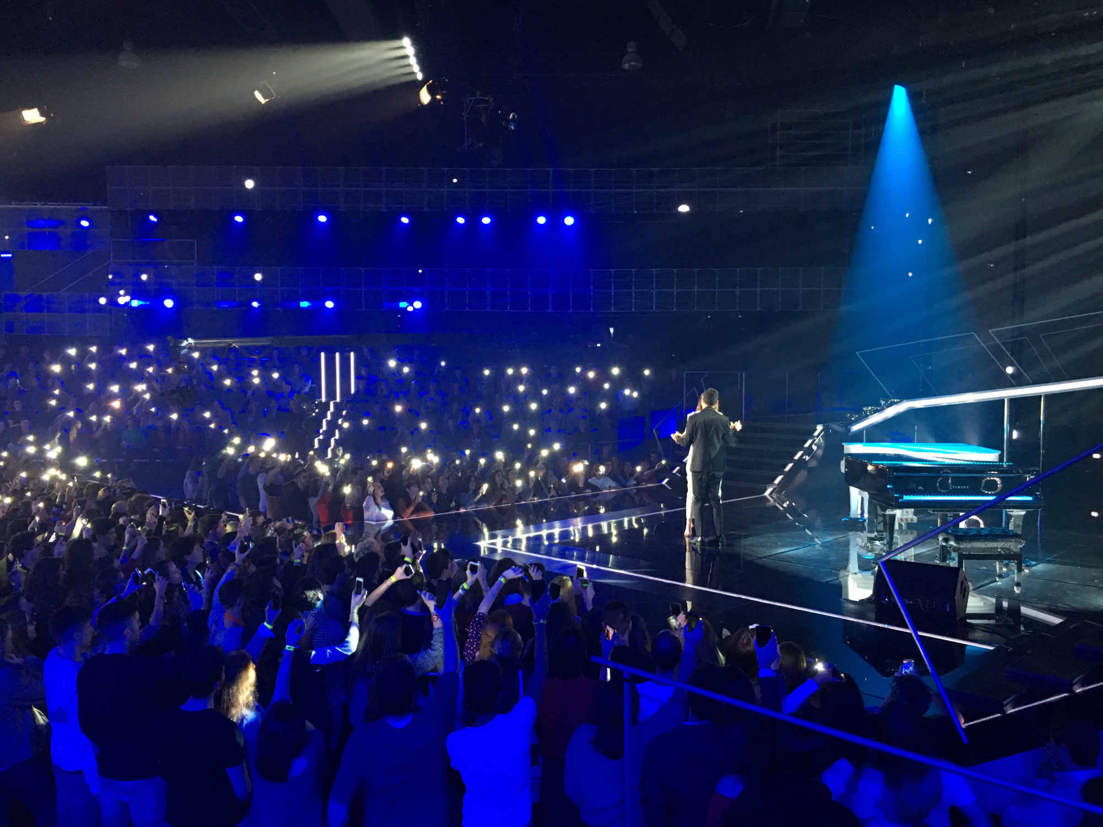 Un momento de la actuación de Alfred y Amaia con 'Tu canción' en el plató de OT 2017 durante la gala para elegir al representante en Eurovisión 2018.