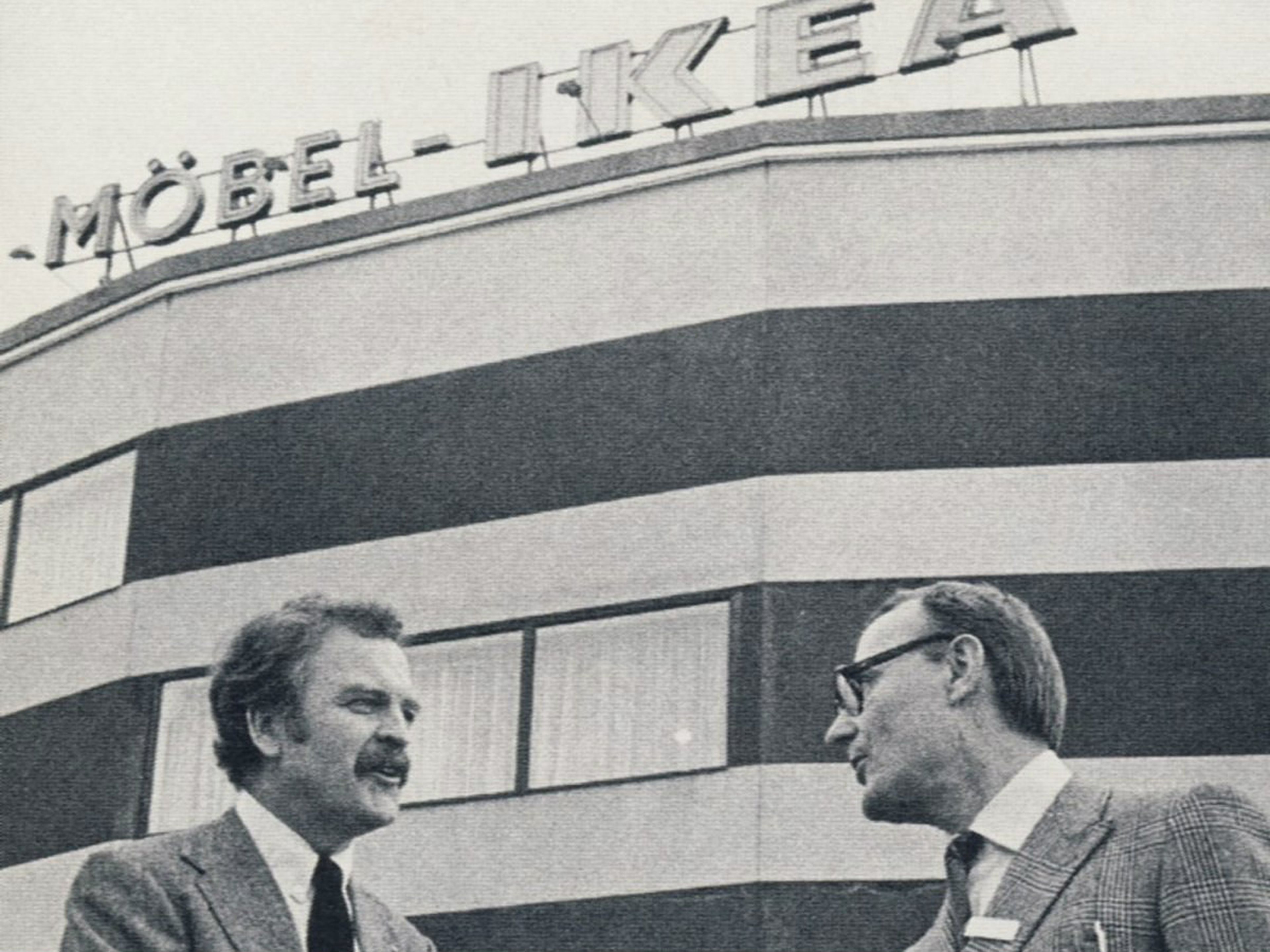 Ingvar Kamprad, a la derecha, se da la mano con el encargado de la primera tienda de Ikea, Hans Ax.