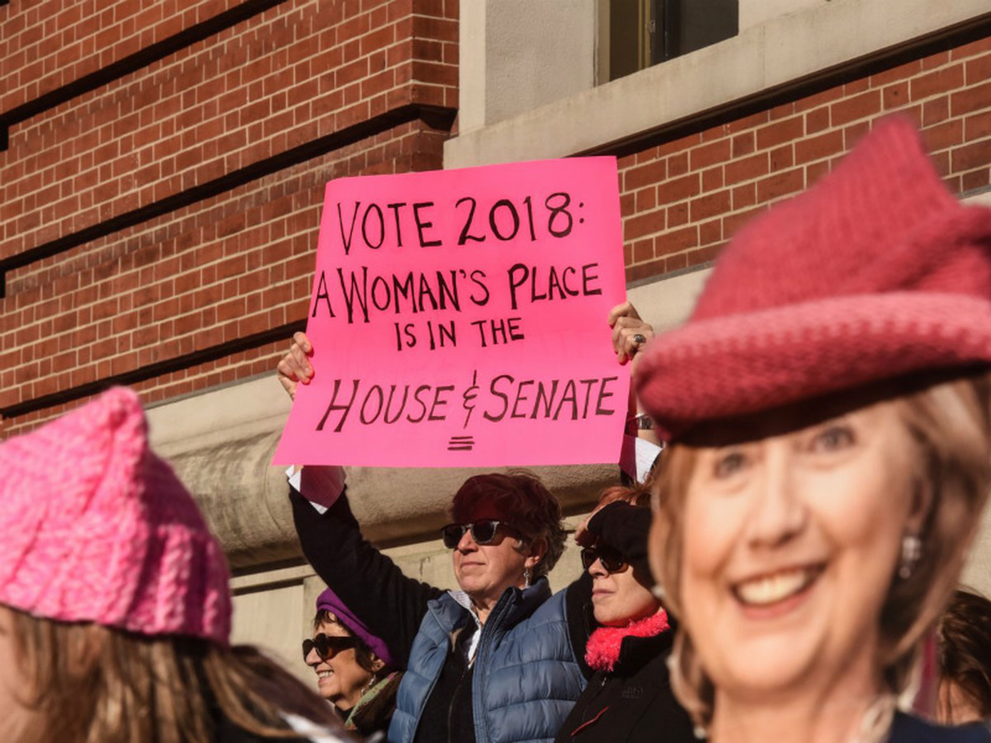 Una mujer anima a votar a las mujeres que se presenten al Congreso este año.