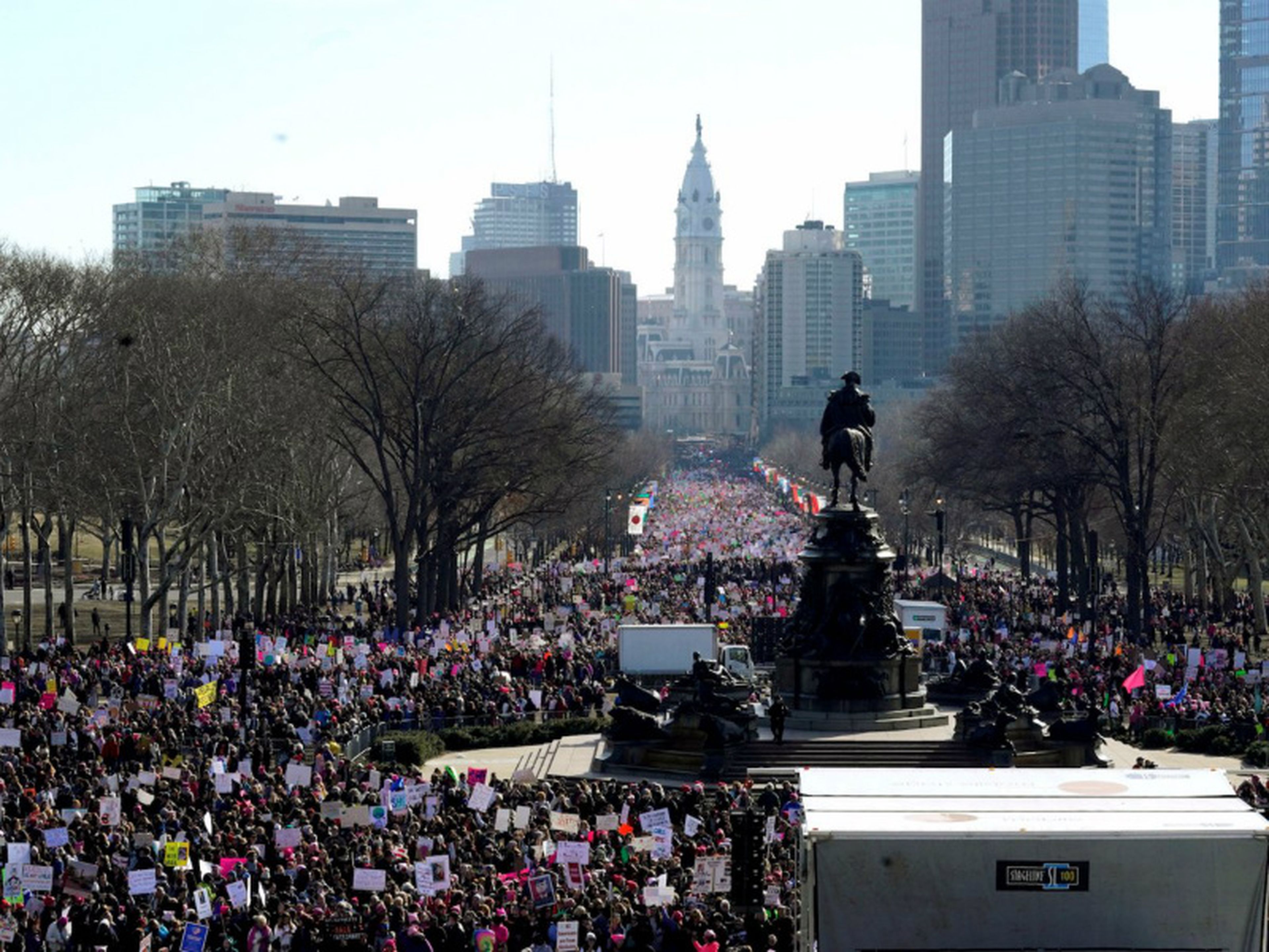 La multitud desborda las calles de Philadelphia, en Pensilvania.