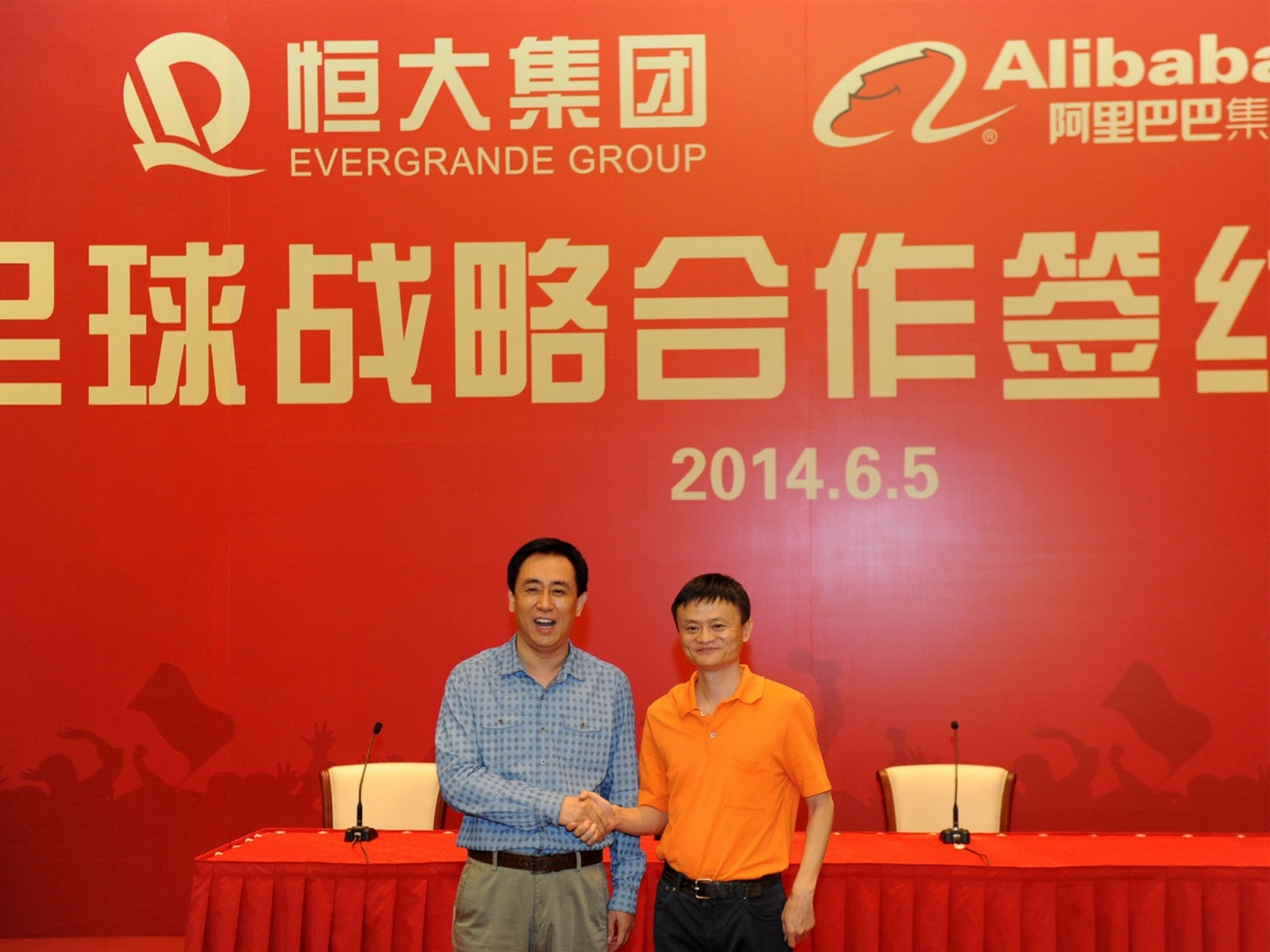 Jack Ma (derecha) compró en 2015 el 50% del Guanghzhoy Evergrande a través del Grupo Alibaba