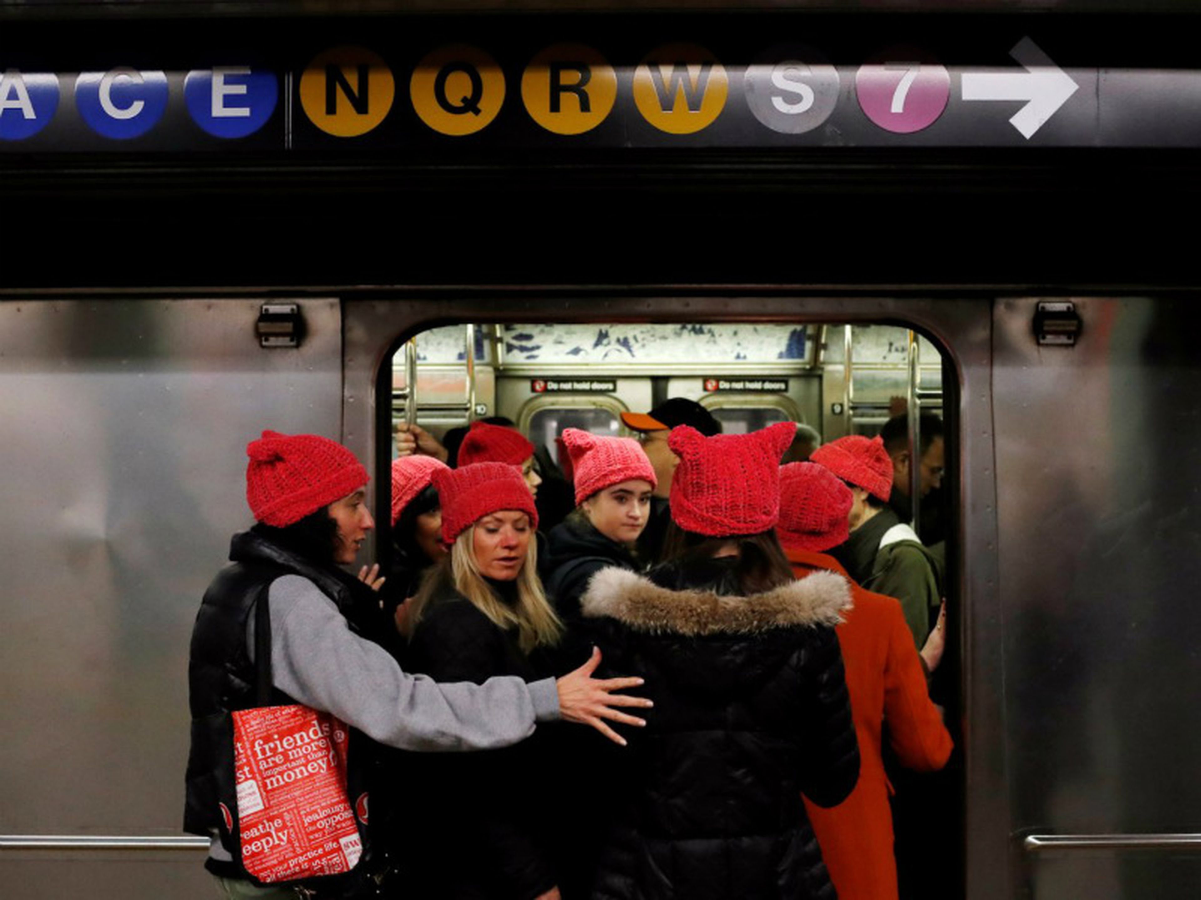 Participantes en la marcha utilizan el metro.