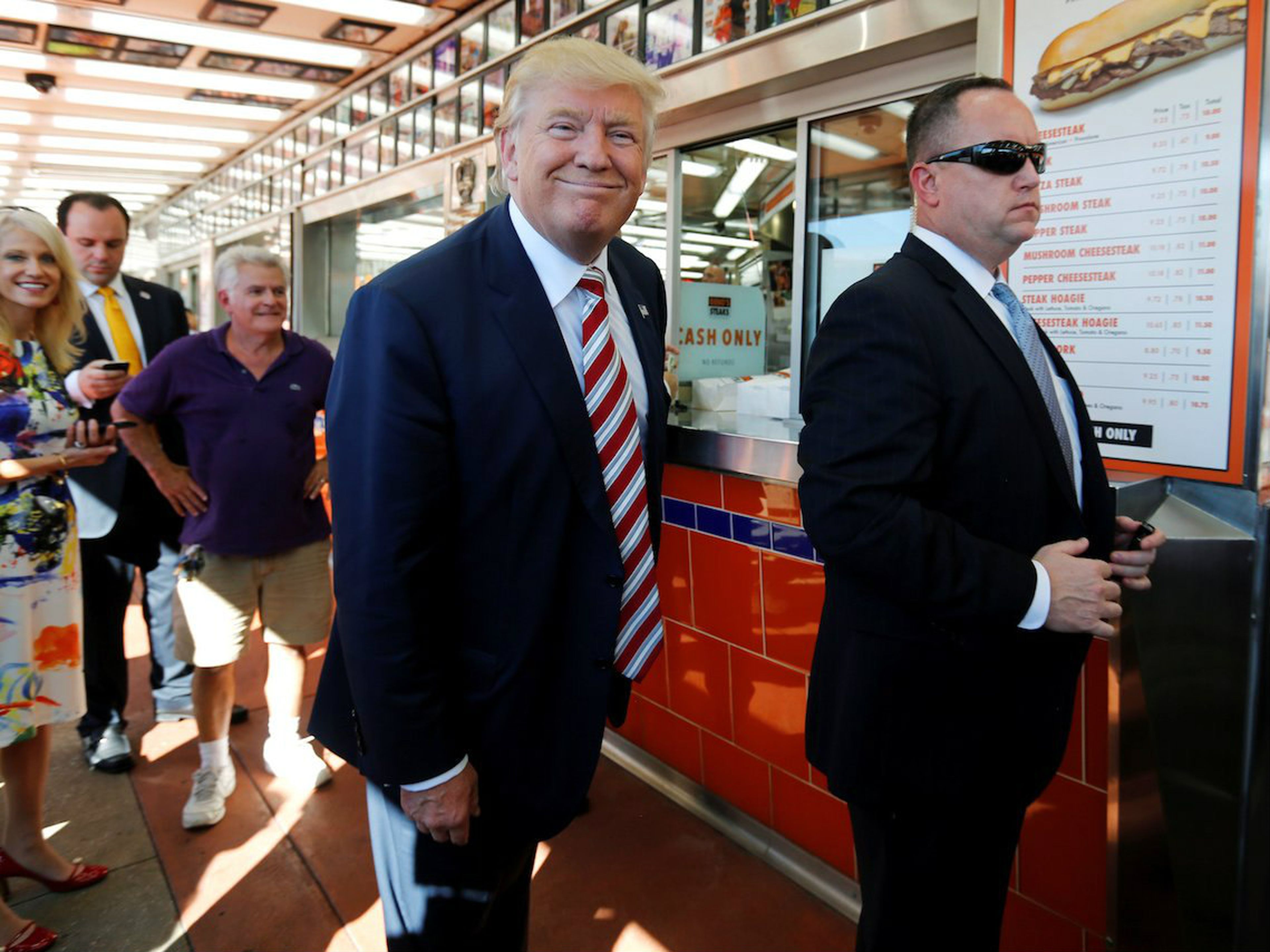 El presidente de Estados Unidos, Donald Trump, en el restaurante Geno's Steaks en Filadelfia (EE. UU.).