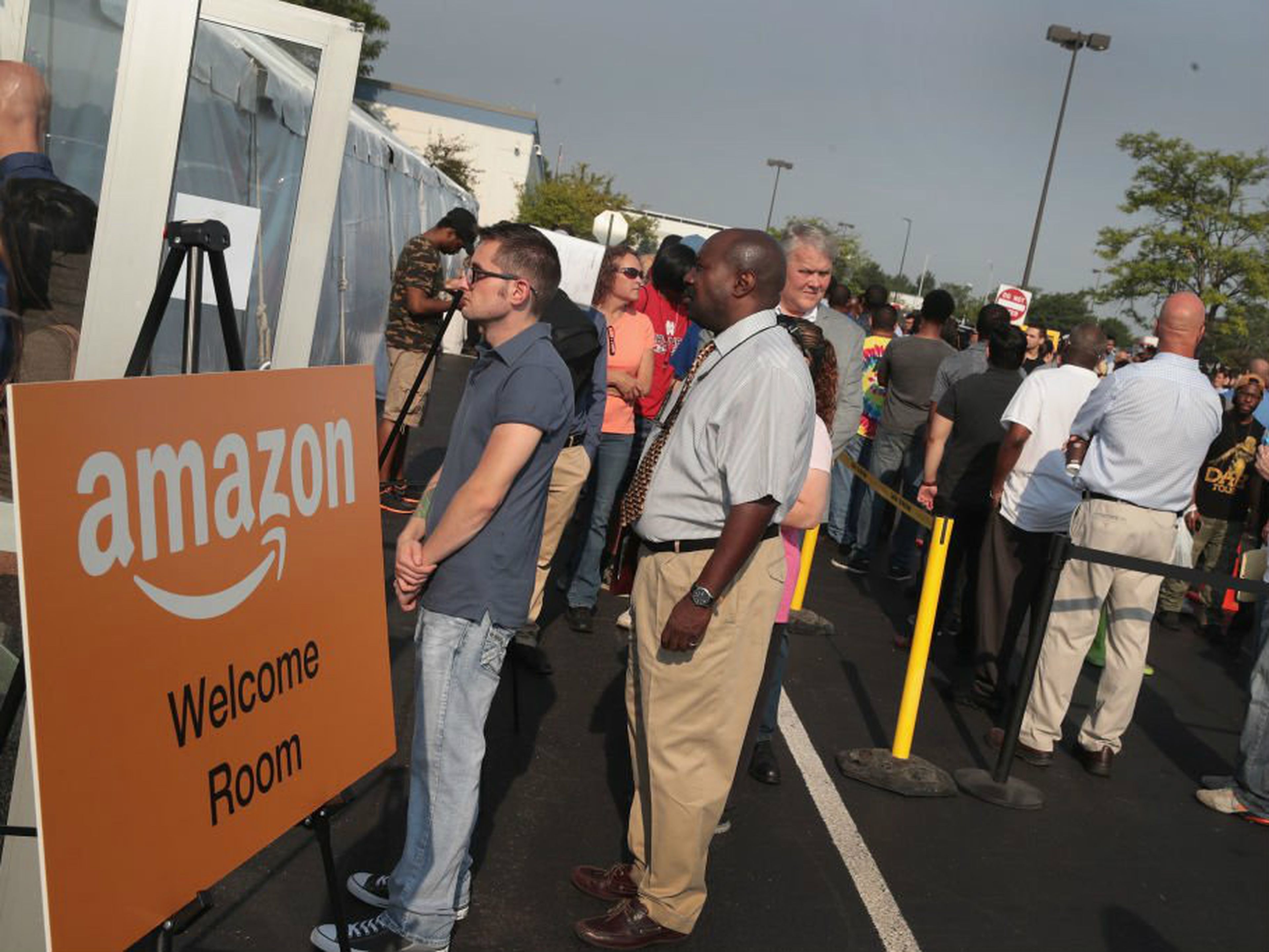 Trabajadores de Amazon hacen cola