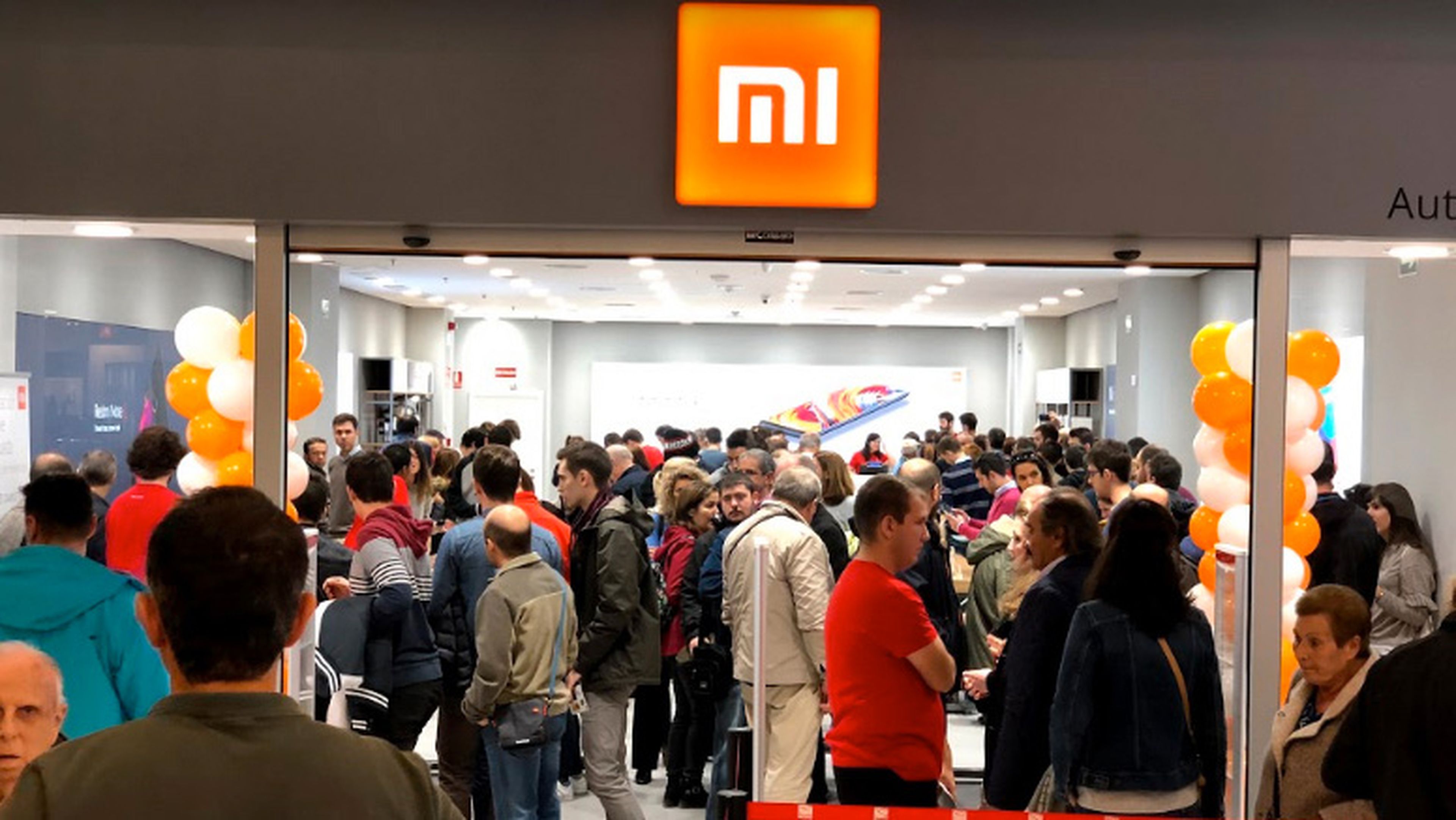 Las largas colas han sido una constante en las dos primeras tiendas físicas que ha abierto Xiaomi en Madrid.