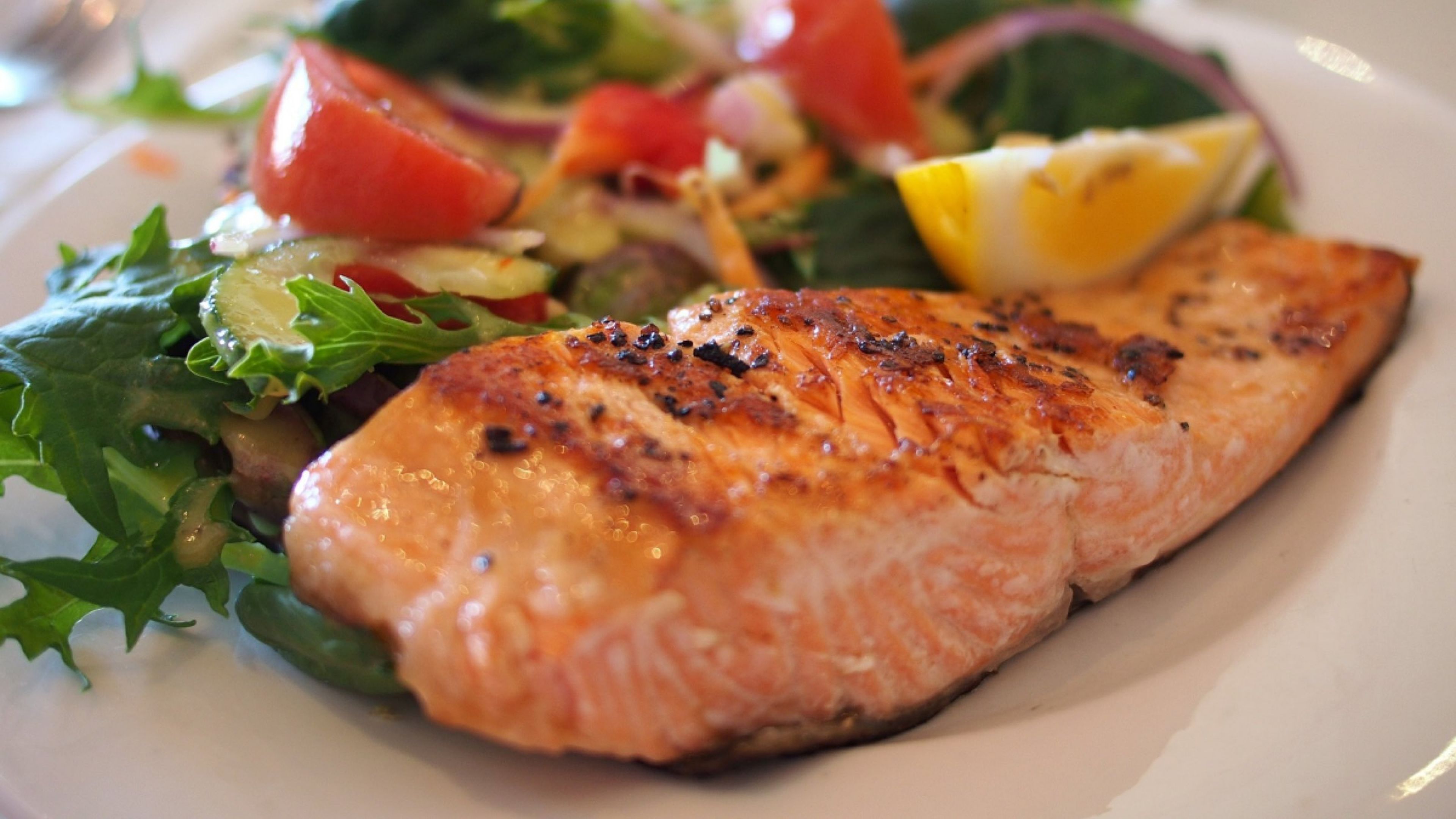 El omega 3 —el salmón es muy rico— es uno de los elementos a buscar en la comida de recuperación tras los entrenamientos.