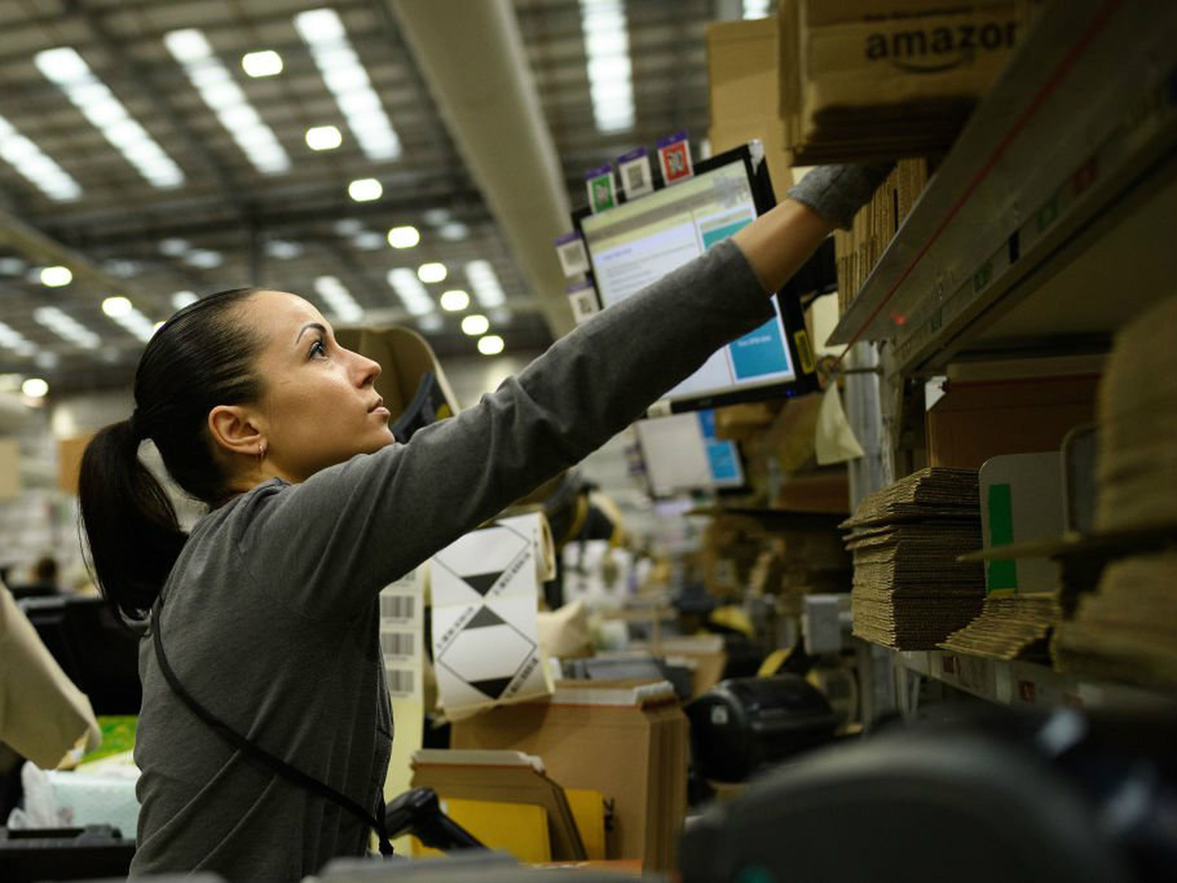 Una trabajadora en un centro de logística de Amazon.