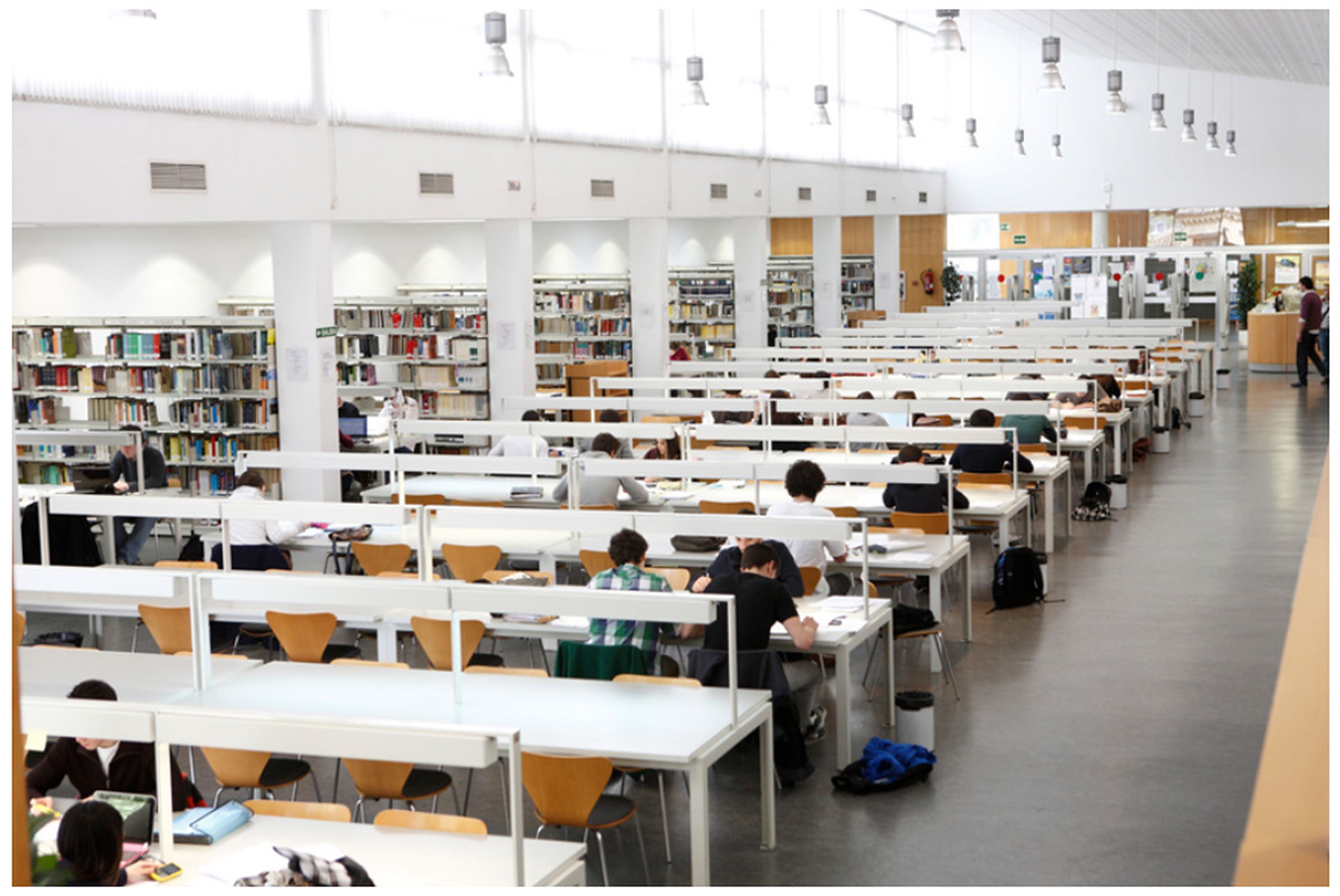 Biblioteca de la Facultad de Economía y Empresa (Universidad de Zaragoza, campus Paraíso).