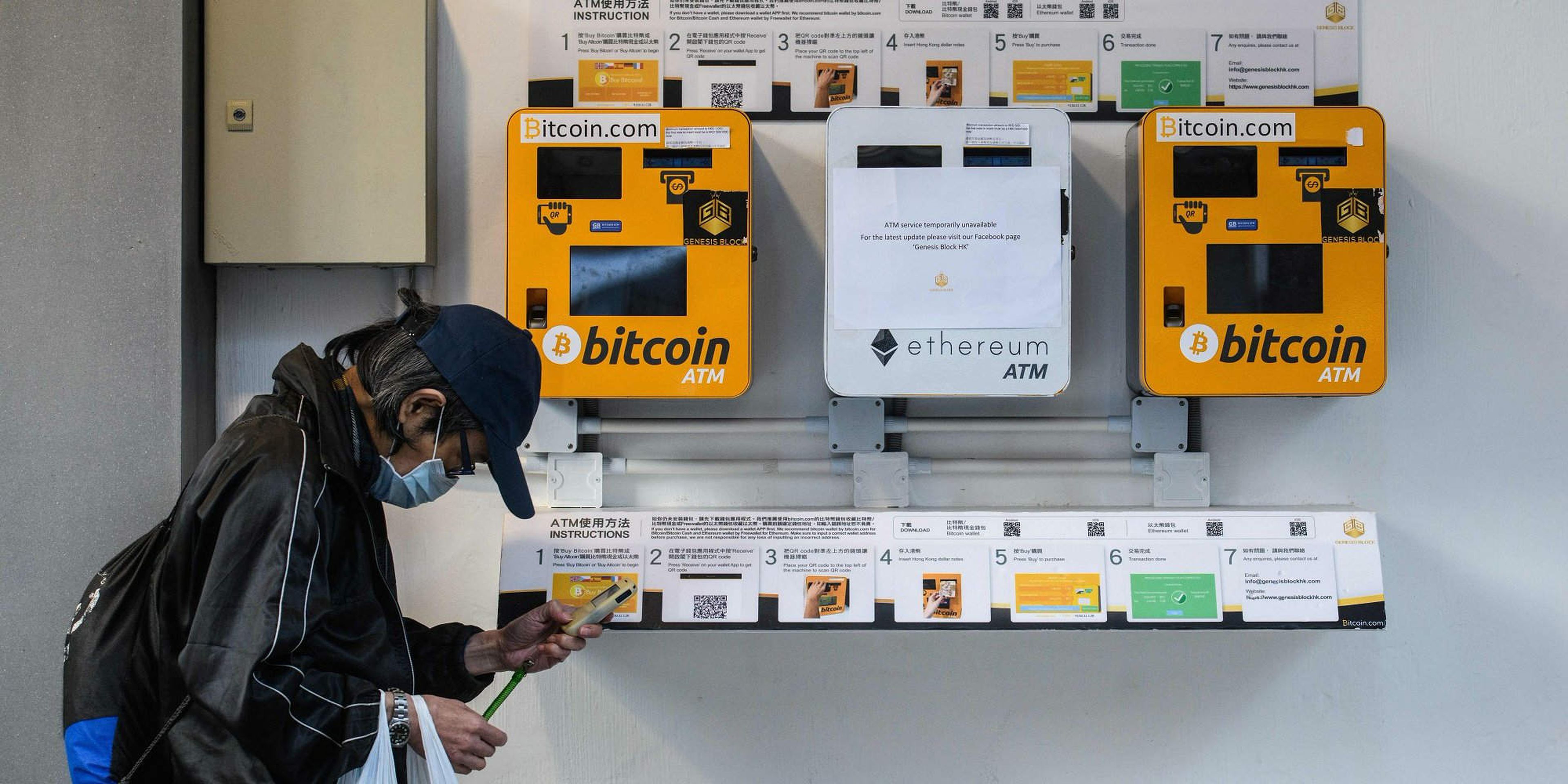 Ciudadano chino operando en un cajero de Bitcoin.